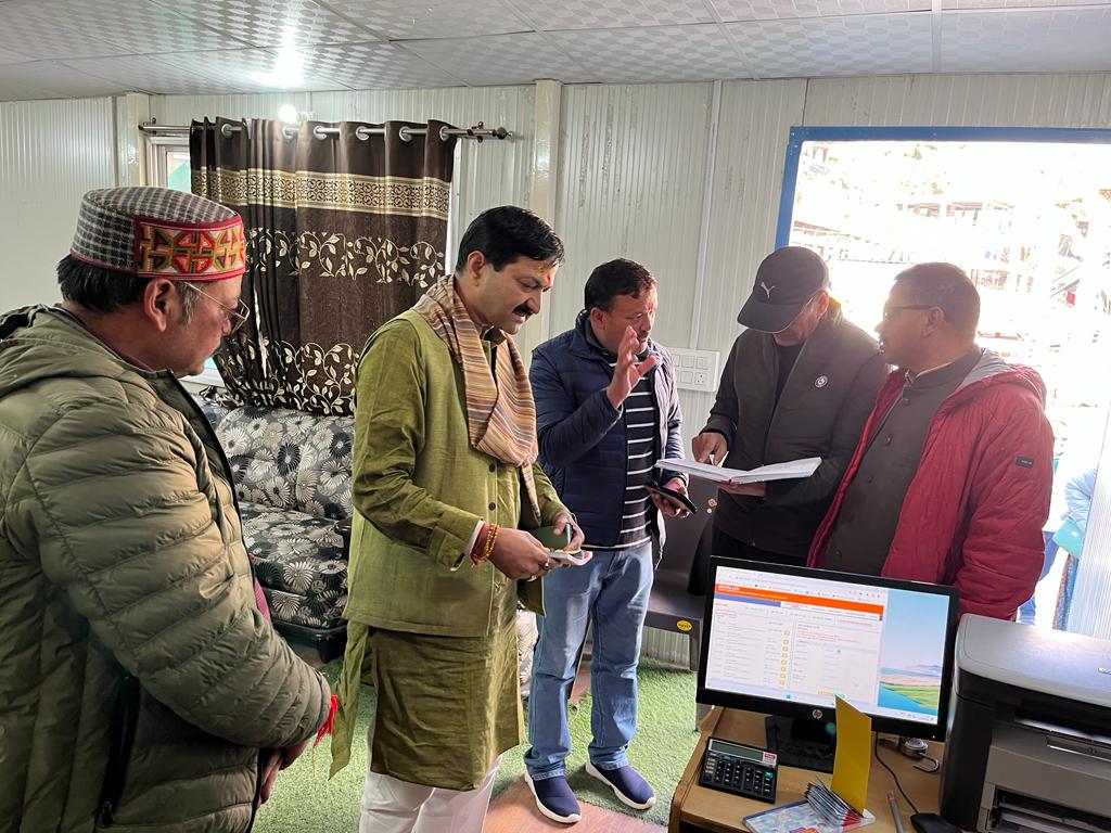 ख़बर लिखें जाने तक पंद्रह लाख सैंतीस हजार सात सौ चालीस) तीर्थ यात्रियों ने भगवान बदरीविशाल के दर्शन किये : अजेंद्र अजय