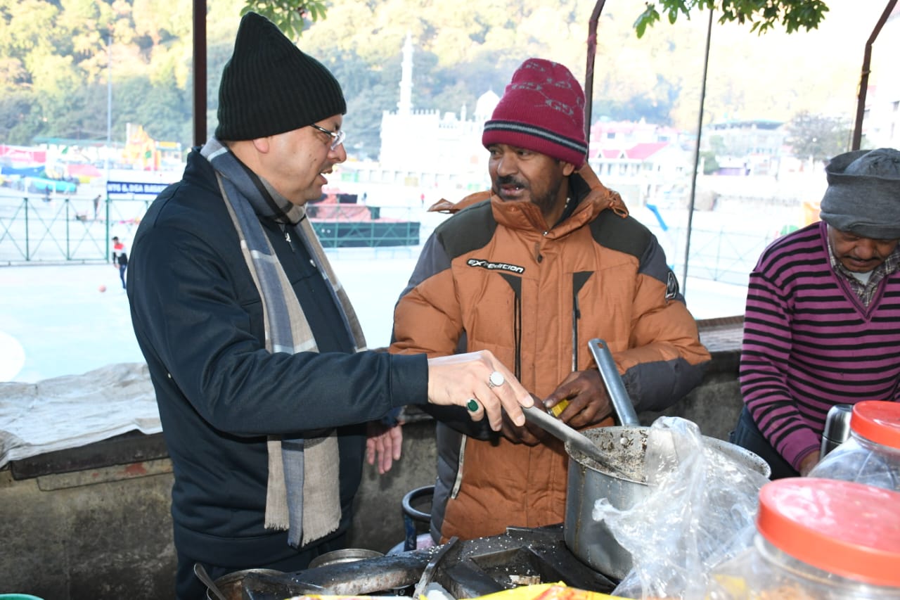 मुख्यमंत्री धामी ने नैनीताल घूमने आए पर्यटकों को खुद पिलाई चाय