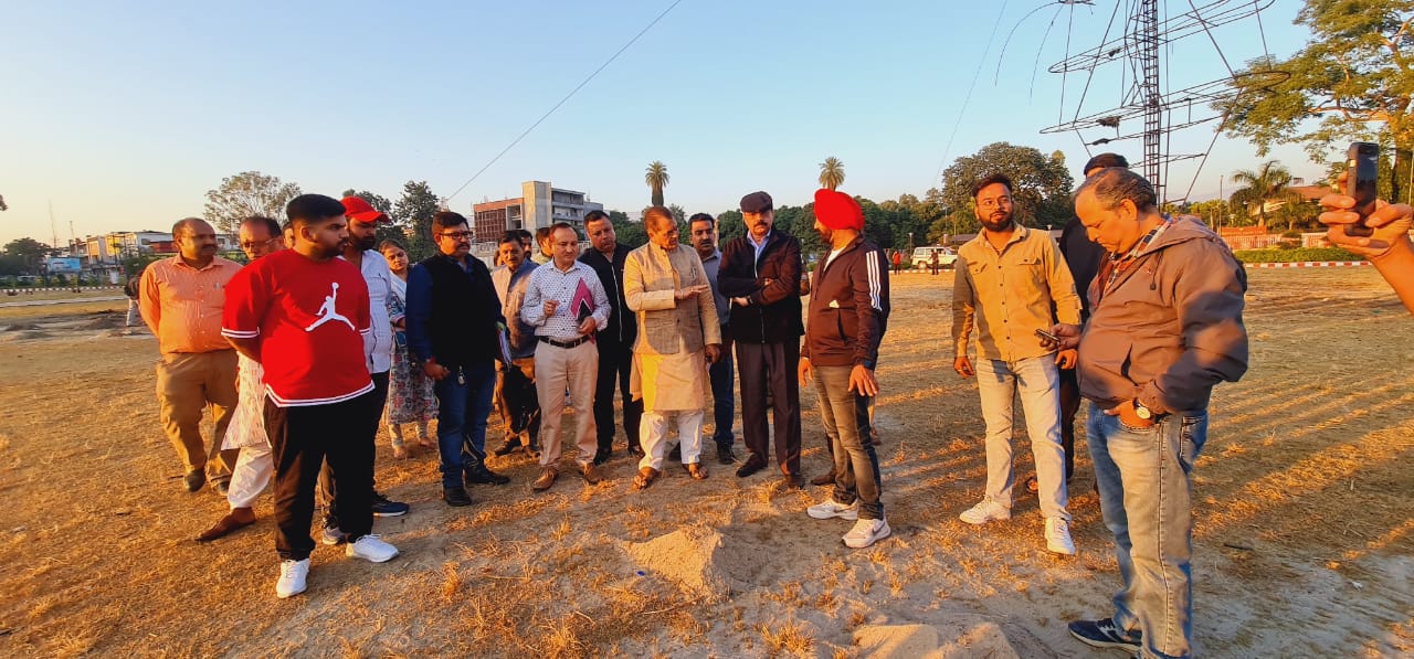 शहरी विकास मंत्री डॉ प्रेमचंद अग्रवाल ने दशहरा कमेटी व स्मार्ट सिटी के अधिकारियों के साथ दशहरे के बाद परेड ग्राउंड में हुए नुकसान का निरीक्षण किया।