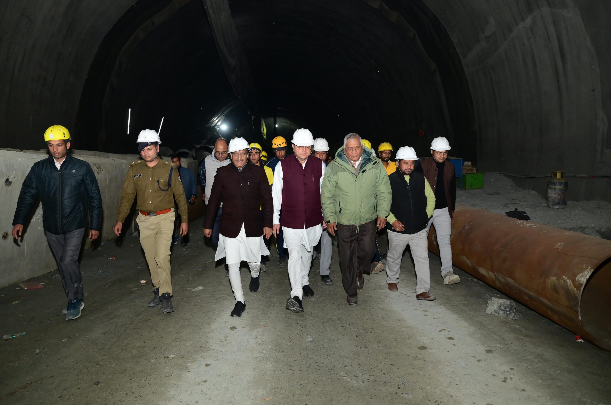 मुख्यमंत्री धामी ने कहा रेस्क्यू मे जुटे लोगों को पूरी दक्षता, क्षमता, तत्परता और सावधानी के साथ मिशन को कामयाब बनाने में दिन रात जुटे रहना होगा