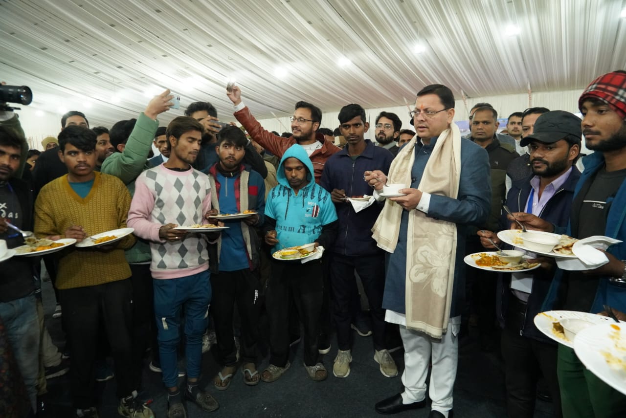 ग्लोबल इंवेस्टर्स समिट की व्यवस्थाओं से जुड़े श्रमिको ने का थैंक्यू सर आपने हमारे साथ डिनर किया, हमने मुख्यमंत्री जी के साथ खाना खाया हम बहुत खुश है…
