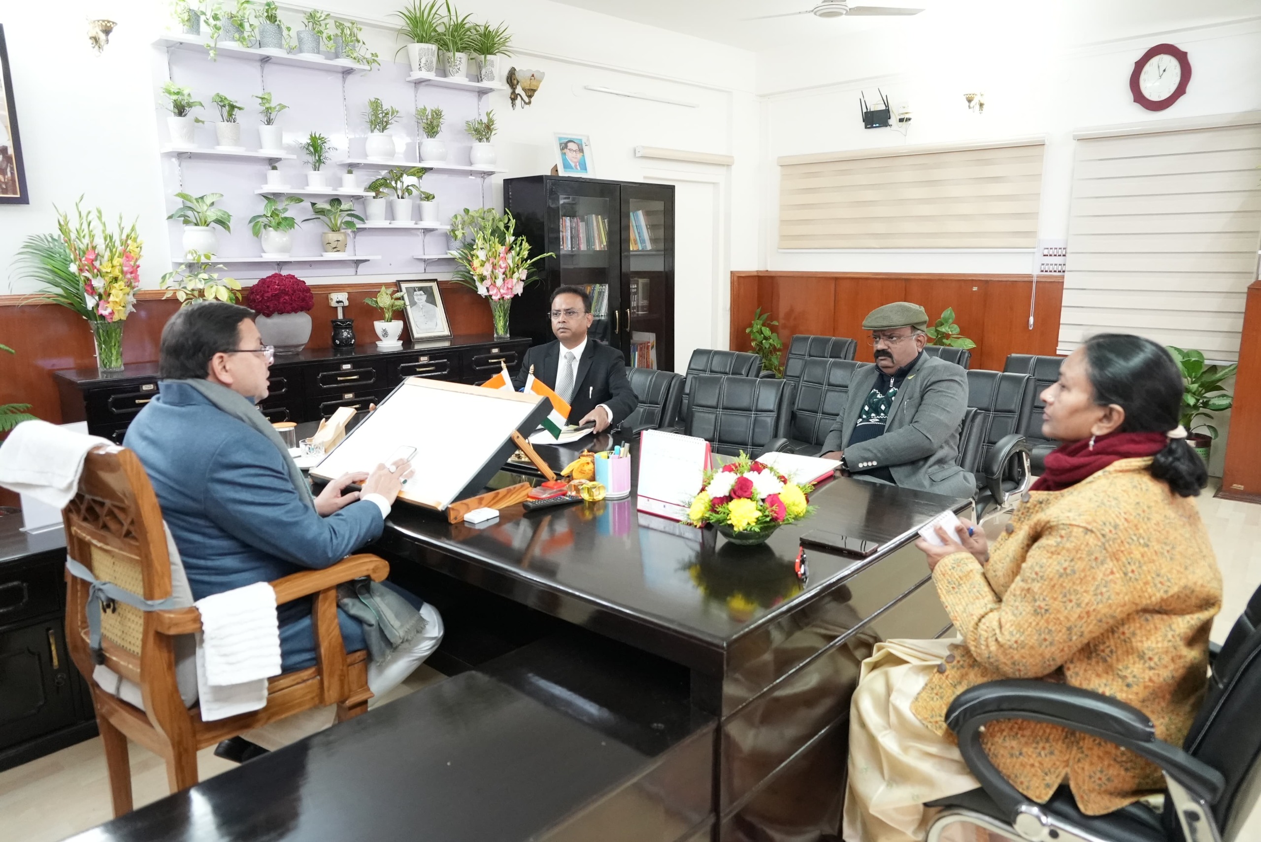 गुलदार को पकड़ने के लिए पिंजरे लगाये जाएं और रात्रि गश्त की जाय: धामी