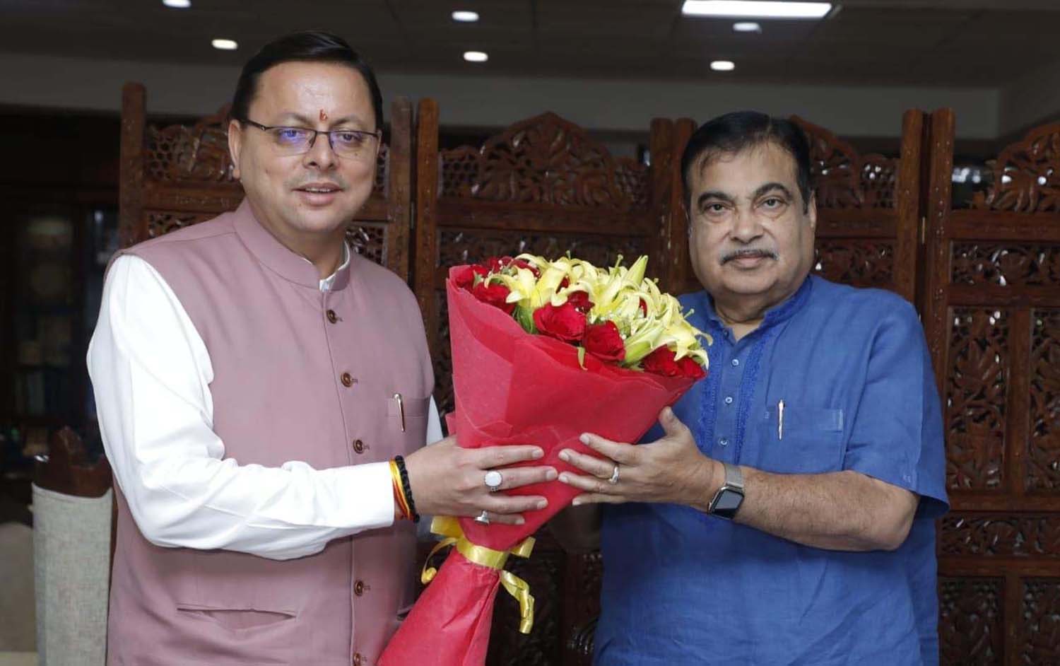 केंद्रीय सड़क एवं परिवहन मंत्री नितिन गडकरी ने मुख्यमंत्री धामी के सरल, सहज एवं सहृदय व्यक्तित्व की तारीफ की
