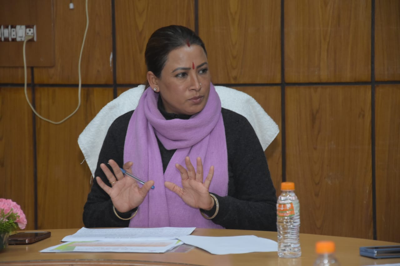 मंत्री रेखा आर्य ने अधिकारियों को मुख्यमंत्री धामी जी द्वारा की कई घोषणाएं और अन्य कार्यो को जल्द पूरा करने के निर्देश दिए