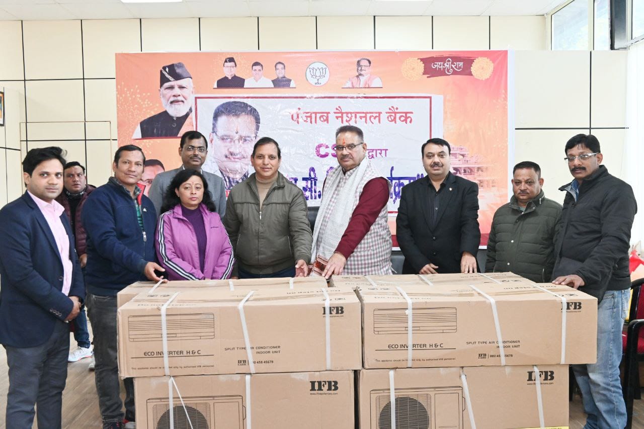 उत्तरांचल प्रेस क्लब, देहरादून के लिए 4 एसी भेंट करते कैबिनेट मंत्री गणेश जोशी