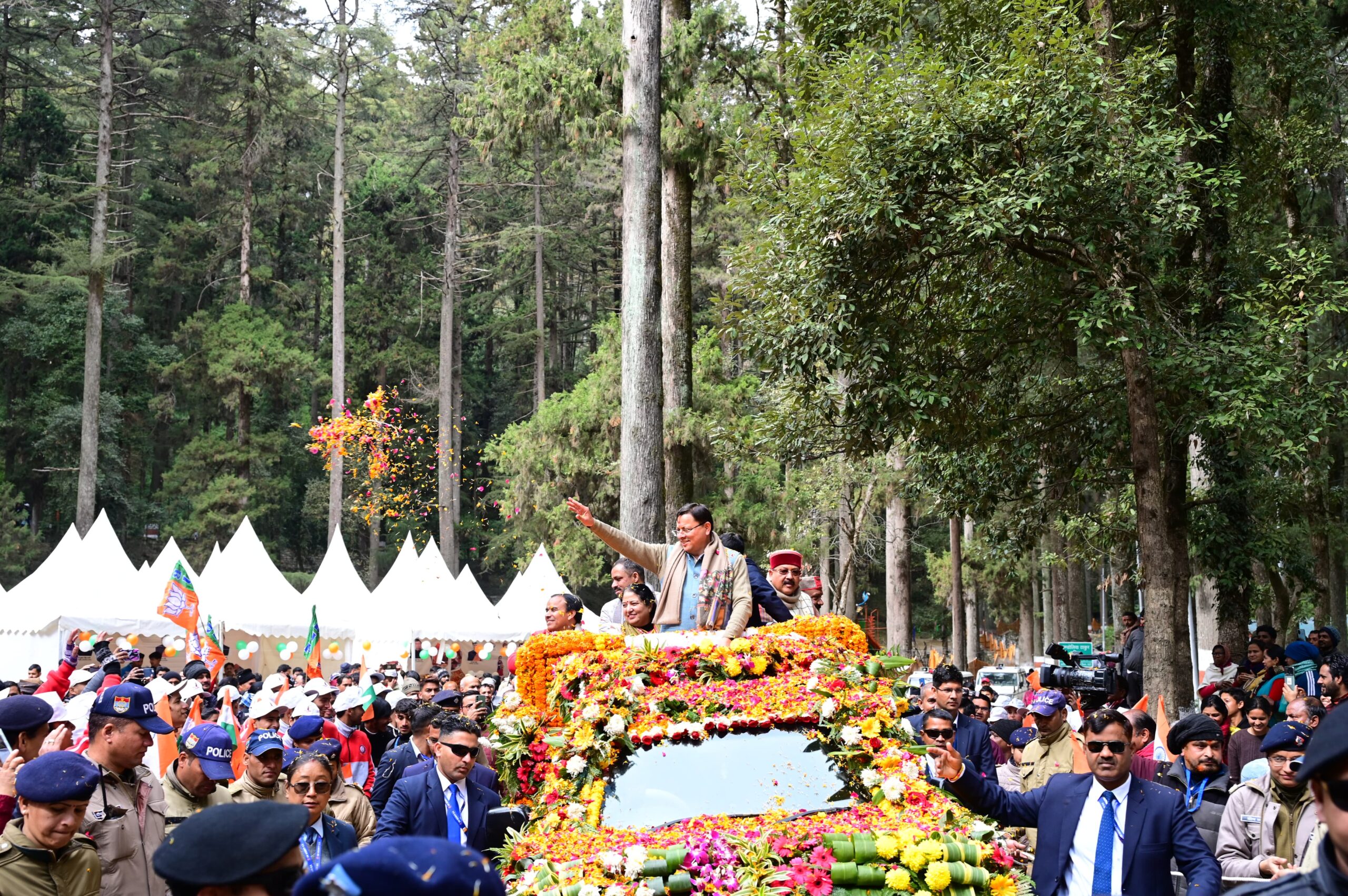 मुख्यमंत्री ने केन्द्र और राज्य सरकार द्वारा नारी सशक्तिकरण के लिए चलायी जा रही योजनाओं, कार्यक्रमों, उपलब्धियों और प्रयासों से अवगत कराते हुए नारी शक्ति को इस पर्वतीय राज्य की रीढ़ कहा।