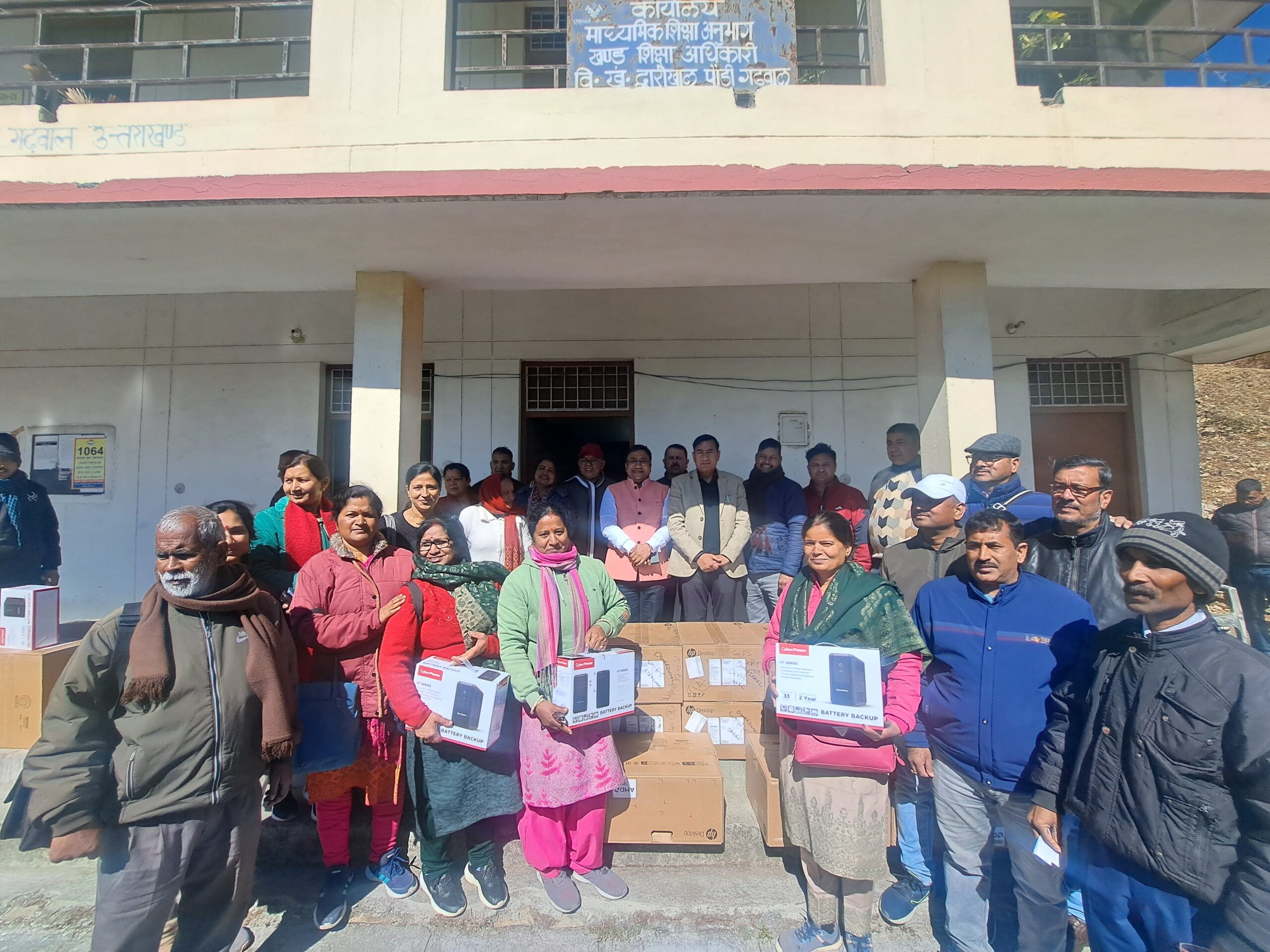 प्रमुख महेंद्र राणा ने खण्ड शिक्षा अधिकारी कार्यालय द्वारीखाल में वितरित किये 34 कम्प्यूटर