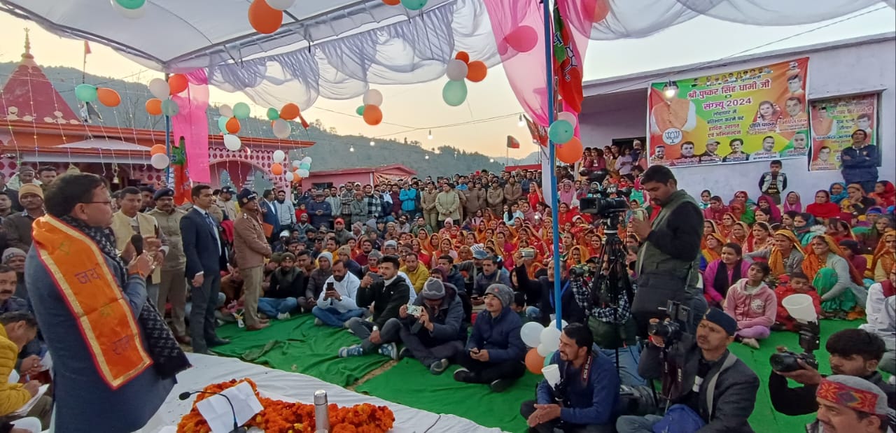 ग्रामीण महिलाओं ने कहा कि हमें पहले फोला (गगरी) लेकर सुबह 3 बजे पानी लेने जाना पड़ता था पर अब घर पर ही पानी आ गया है