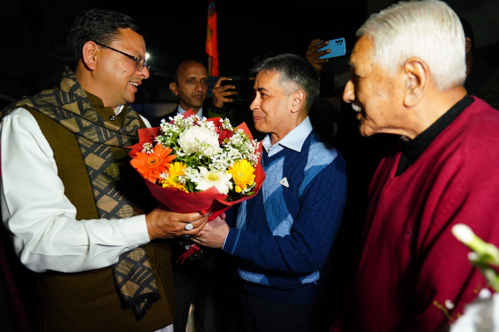 मुख्यमंत्री पुष्कर सिंह धामी ने कतर से सकुशल वापस लौटे नौ सेना के पूर्व अधिकारी सौरभ वशिष्ट को सम्मानित कर शुभकामनायें दी।