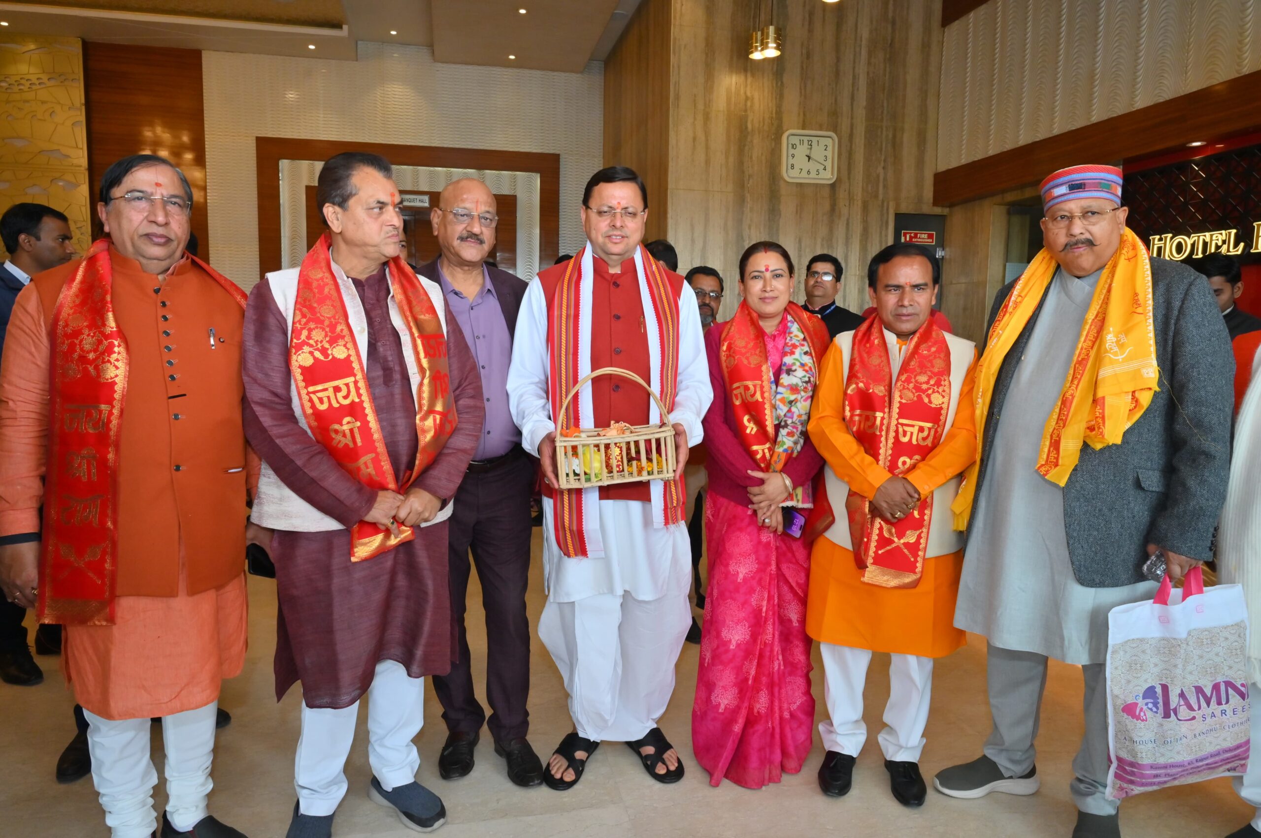 मुख्यमंत्री धामी ने अपने कैबिनेट सहयोगियों के साथ अयोध्या में रामलला के किये दर्शन ,इस दौरान सभी बेहद उत्साहित और भक्ति भाव में डूबे हुए नजर आए