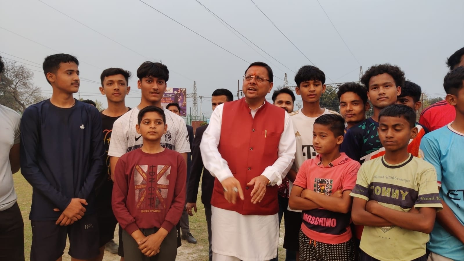 इस अवसर पर मुख्यमंत्री को अपने मध्य प्रकार फुटबॉल खेल रहे युवा खिलाड़ियों में एक उत्साह का भाव देखने को मिला