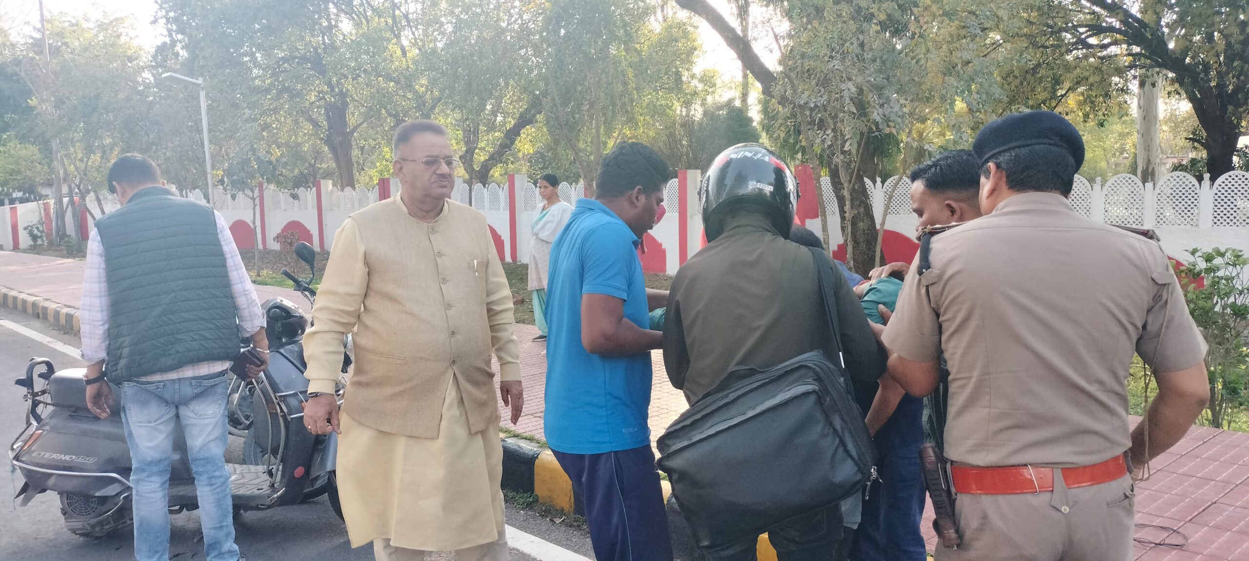 सड़क दुर्घटना में घायल हुए व्यक्ति के लिए देवदूत बने कैबिनेट मंत्री गणेश जोशी, ठीक समय पर मिली मदद से बची व्यक्ति की जान..