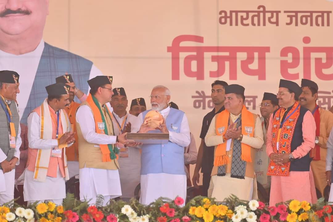 सीएम धामी ने पीएम को तमिलनाडु से मंगाया गया एक विशेष तौर का शंख भेंट किया..
