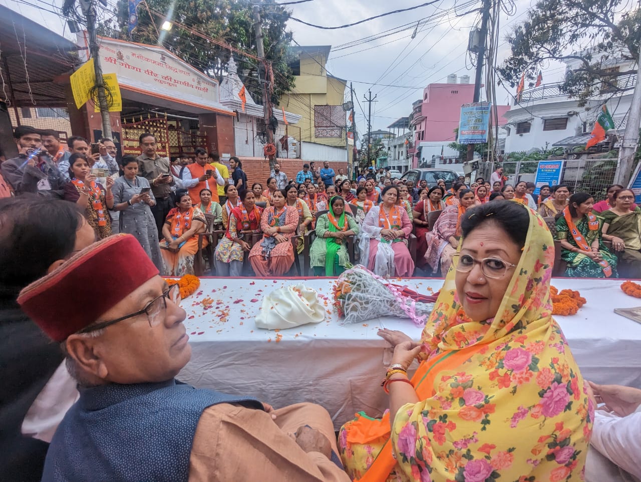 टिहरी लोकसभा की प्रत्याशी माला राजलक्ष्मी शाह ने जनसंपर्क कार्यक्रम में उमड़ रही है भीड़