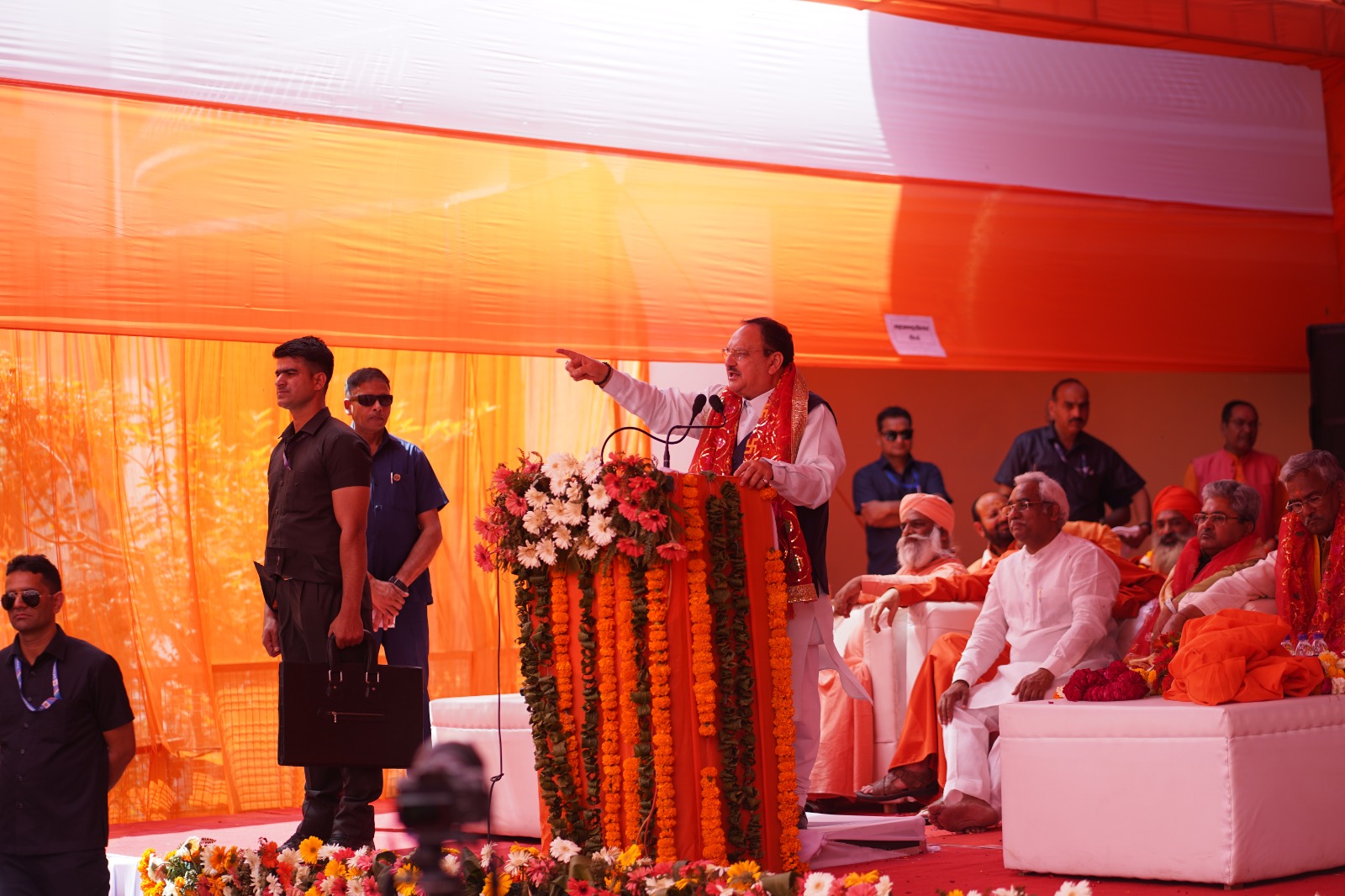 एक दौर ये भी था कि जब प्रधानमंत्री मंदिरों से मठों से दूर रहते थे। लेकिन हमने देखा कि प्राण प्रतिष्ठा करने भारत के पीएम नरेंद्र मोदी आए ये भारत की जाग्रत अवस्था का दौर है