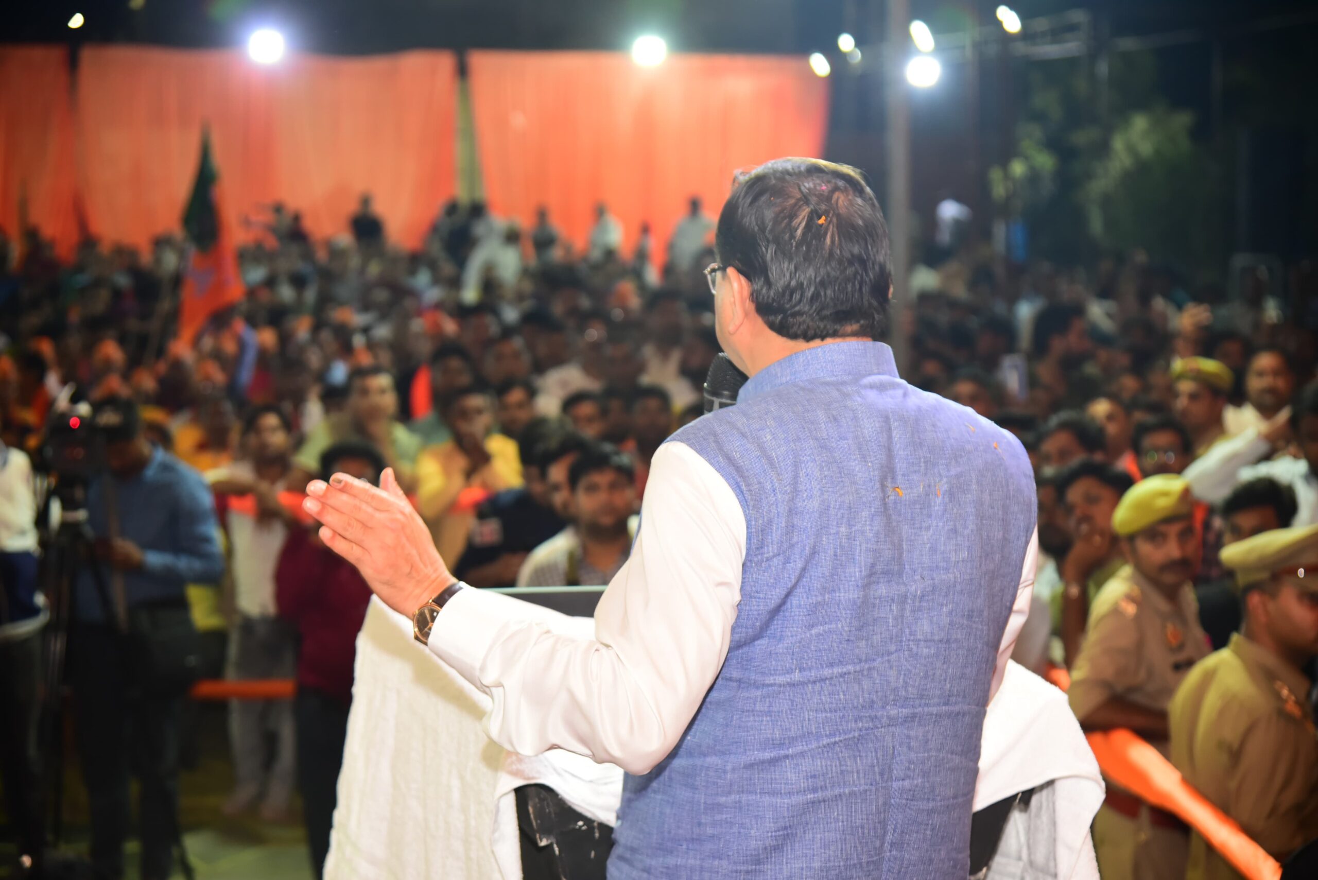 धामी ने कल्याणपुर, लखनऊ ( उत्तर प्रदेश) में संसदीय क्षेत्र लखनऊ से भाजपा प्रत्याशी राजनाथ सिंह के पक्ष में आयोजित ‘ प्रवासी उत्तराखण्डी सम्मेलन’ कार्यक्रम में प्रतिभाग किया