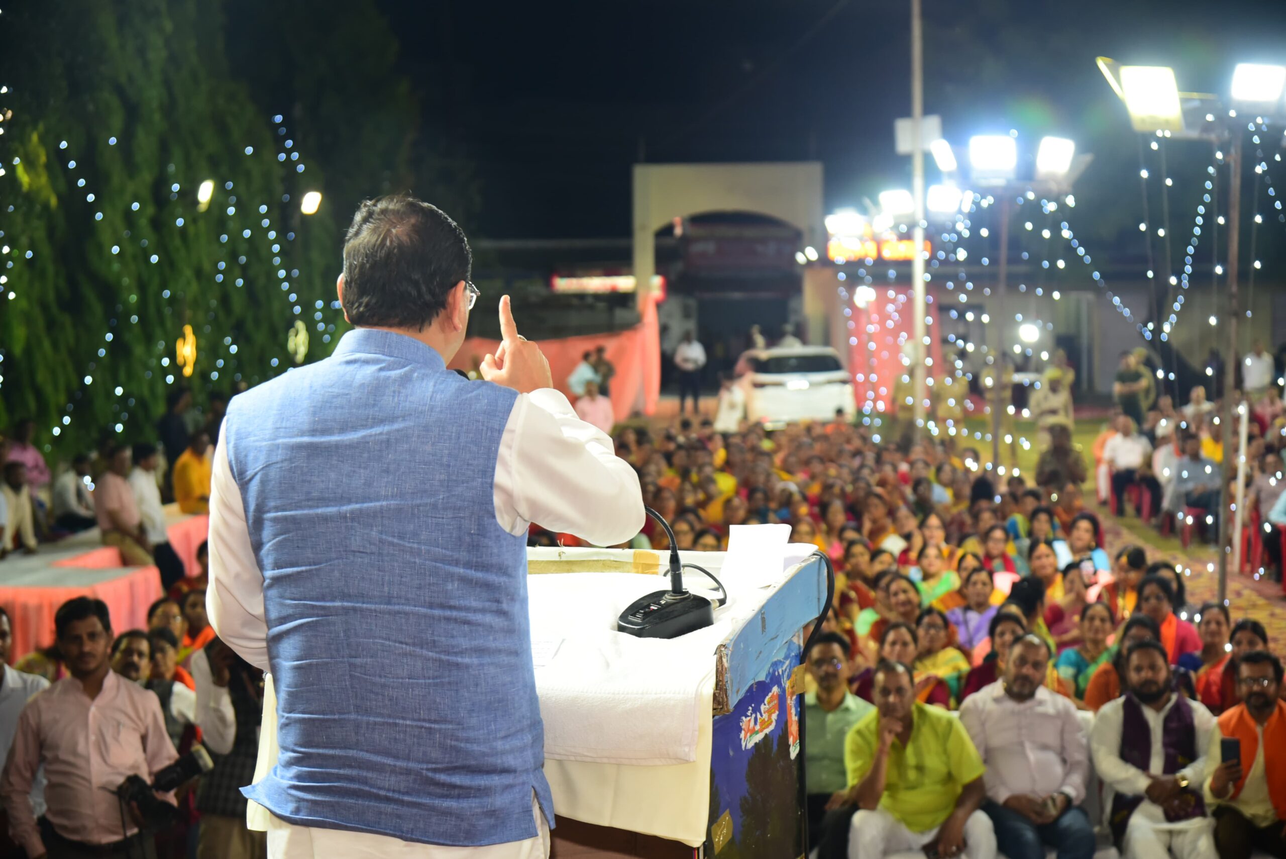 मुख्यमंत्री धामी ने गोमतीनगर, लखनऊ में संसदीय क्षेत्र लखनऊ से भाजपा प्रत्याशी राजनाथ सिंह के पक्ष में आयोजित ‘बैठक’ में किया प्रतिभाग