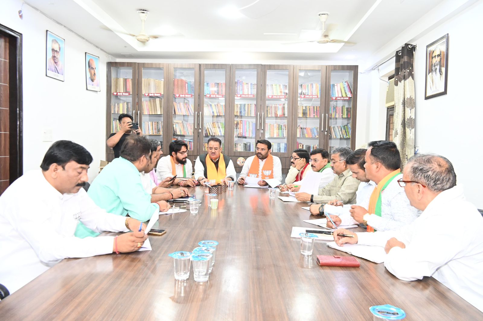 दिल्ली में आगामी कार्यक्रमों को लेकर विधानसभा प्रवासी और विधानसभा संयोजको संग कैबिनेट मंत्री गणेश जोशी ने की बैठक