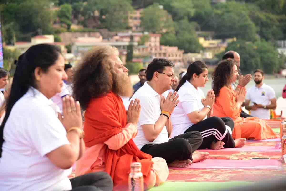 योग से जीवन में सकारात्मक परिवर्तन आते हैं। योग का अभ्यास शरीर, श्वास और मन को जोड़ता है।