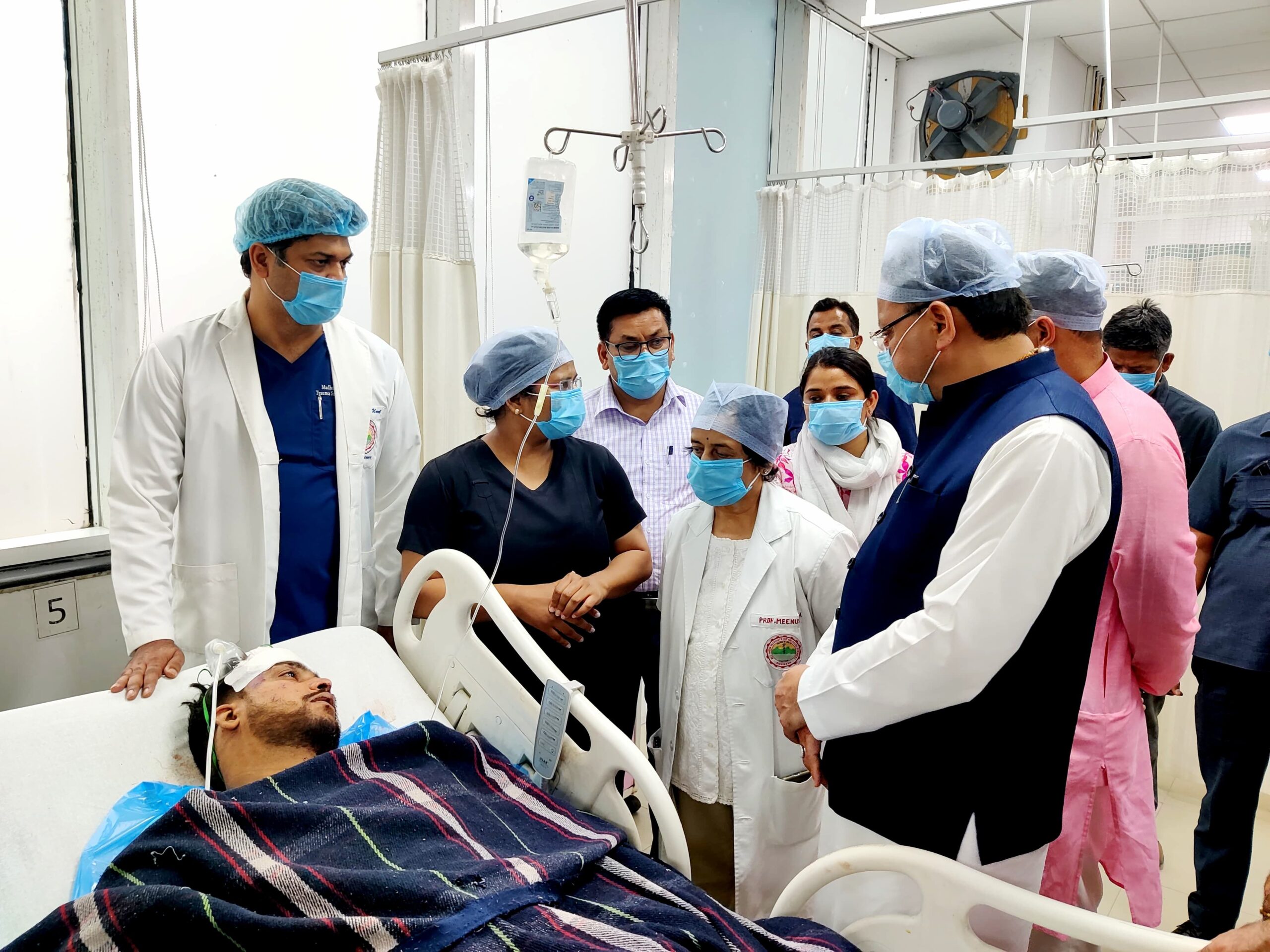 मुख्यमन्त्री धामी ने घायलों के परिजनों से भी संपर्क कर सरकार की ओर से उन्हें हर संभव सहायता प्रदान करने के लिए आश्वस्त किया