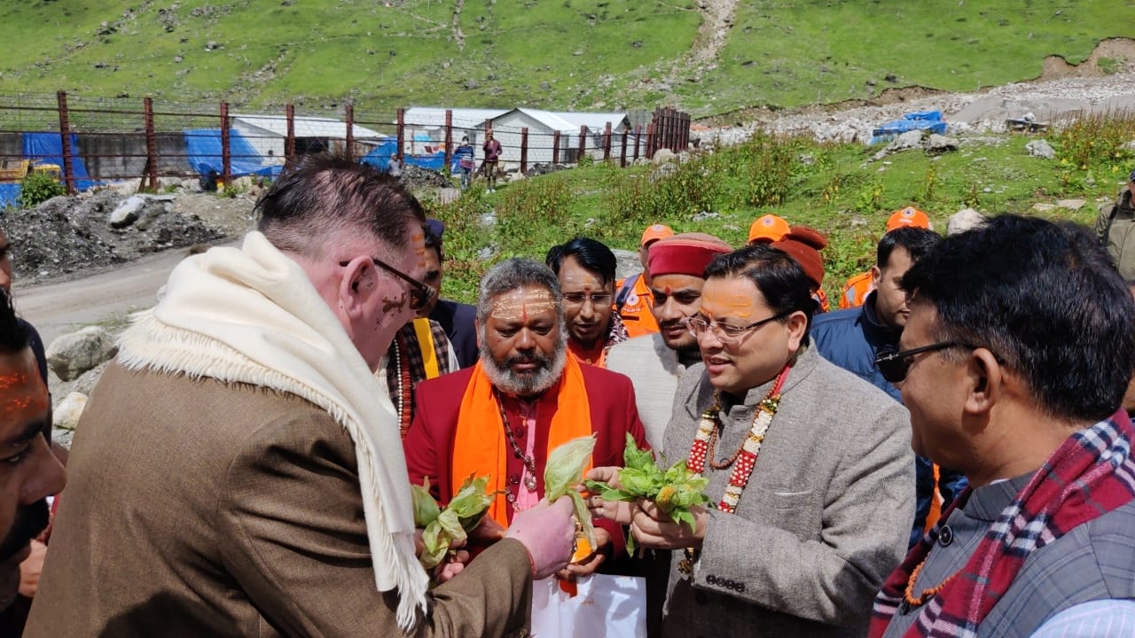 मुख्यमंत्री धामी ने केदारपुरी में चल रहे पुनर्निर्माण कार्यों की समीक्षा कर अधिकारियों को दिए यह निर्देश