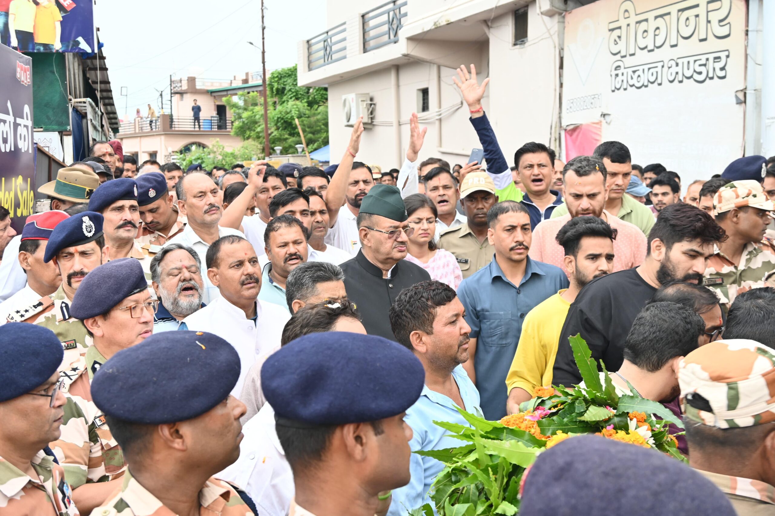 सैनिक कल्याण मंत्री ने परिवारजनों से मुलाकात कर उन्हे ढांढस बंधाया