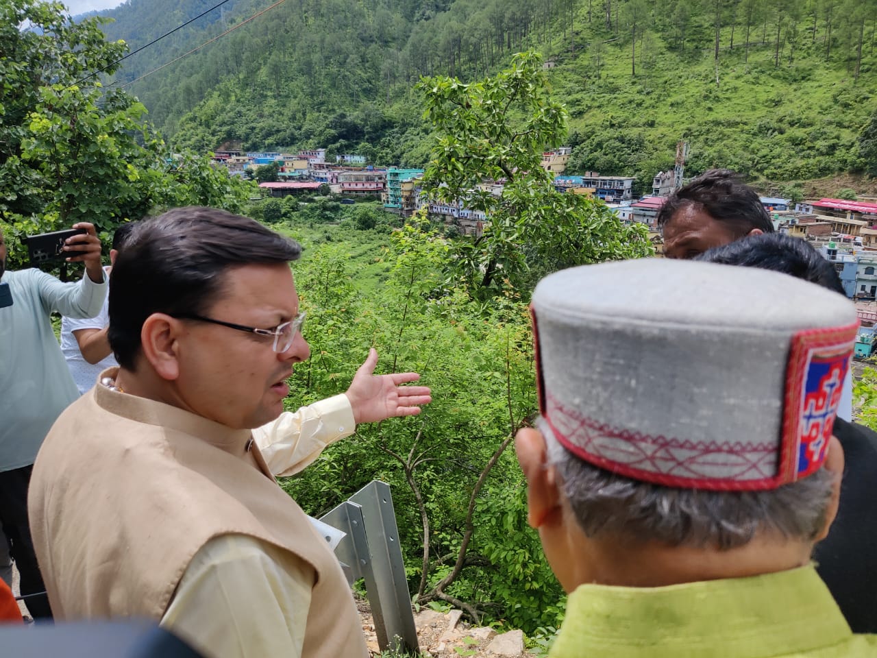 आपदा प्रभावित क्षेत्र में जन जीवन सामान्य बनाने के लिए सड़क कनेक्टिविटी, विद्युत और पेयजल की आपूर्ति सुचारू करने के निर्देश दिये हैं