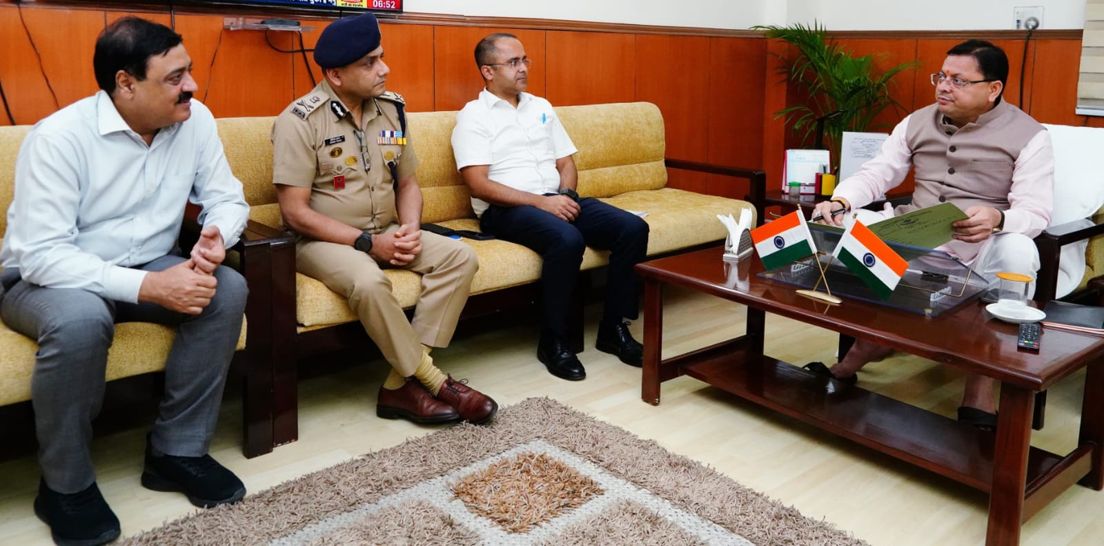 मुख्यमंत्री ने सचिव गृह शैलेश बगोली, पुलिस महानिदेशक अभिनव कुमार एवं आयुक्त गढ़वाल से प्रदेश में आपदा की स्थिति तथा राहत एवं बचाव कार्यों की अद्यतन जानकारी प्राप्त की