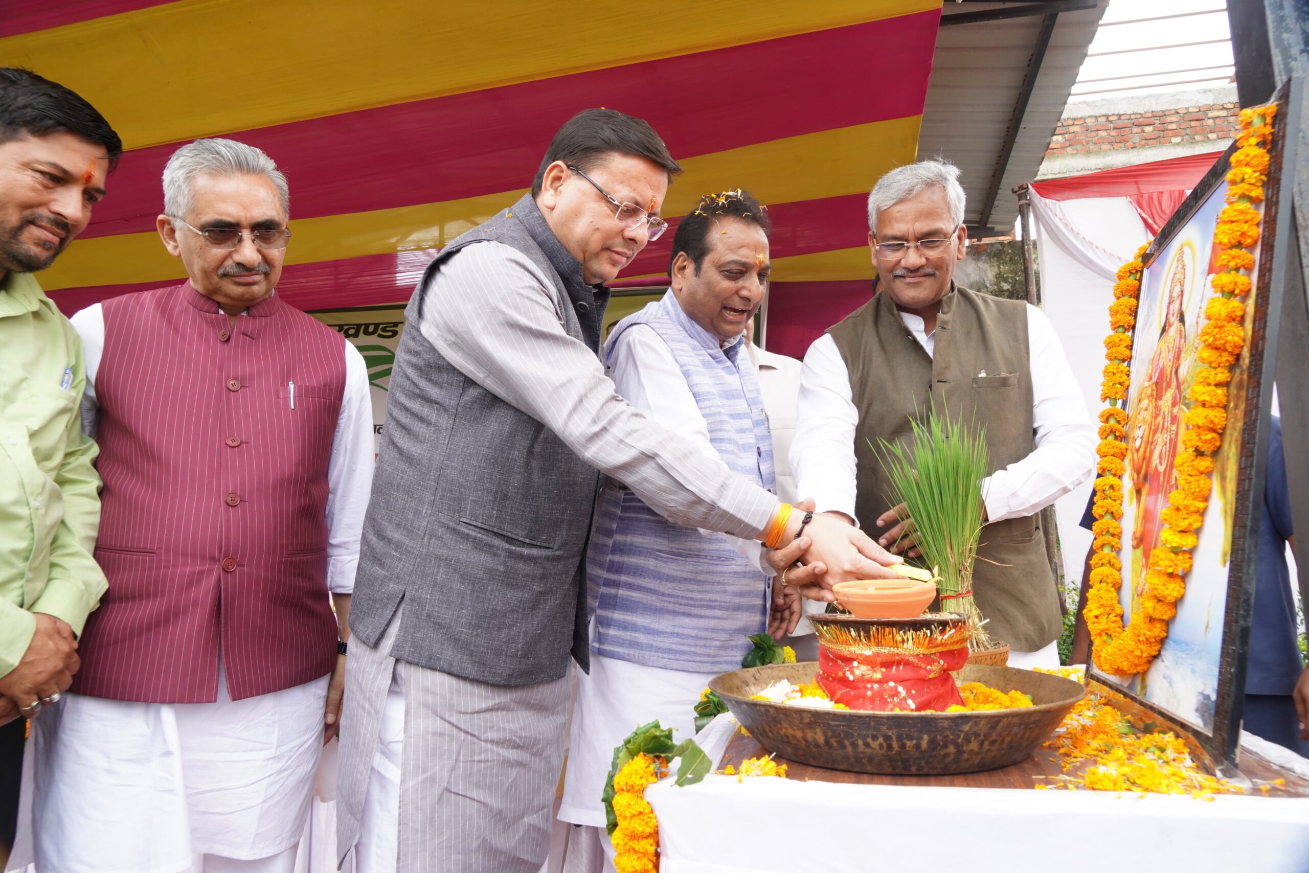 मुख्यमंत्री धामी ने गुरूराम राय इंटर कॉलेज में उत्तराखण्ड के लोकपर्व ’हरेला’ के उपलक्ष्य में आयोजित वृक्षारोपण कार्यक्रम में प्रतिभाग किया