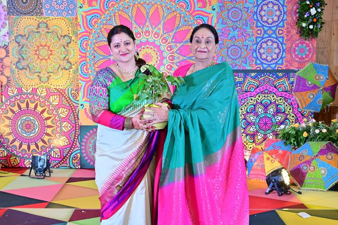 कार्यक्रम में श्रीमती गीता धामी ने सभी मेहमानों को पौधा भेंट कर पर्यावरण संरक्षण का संदेश दिया