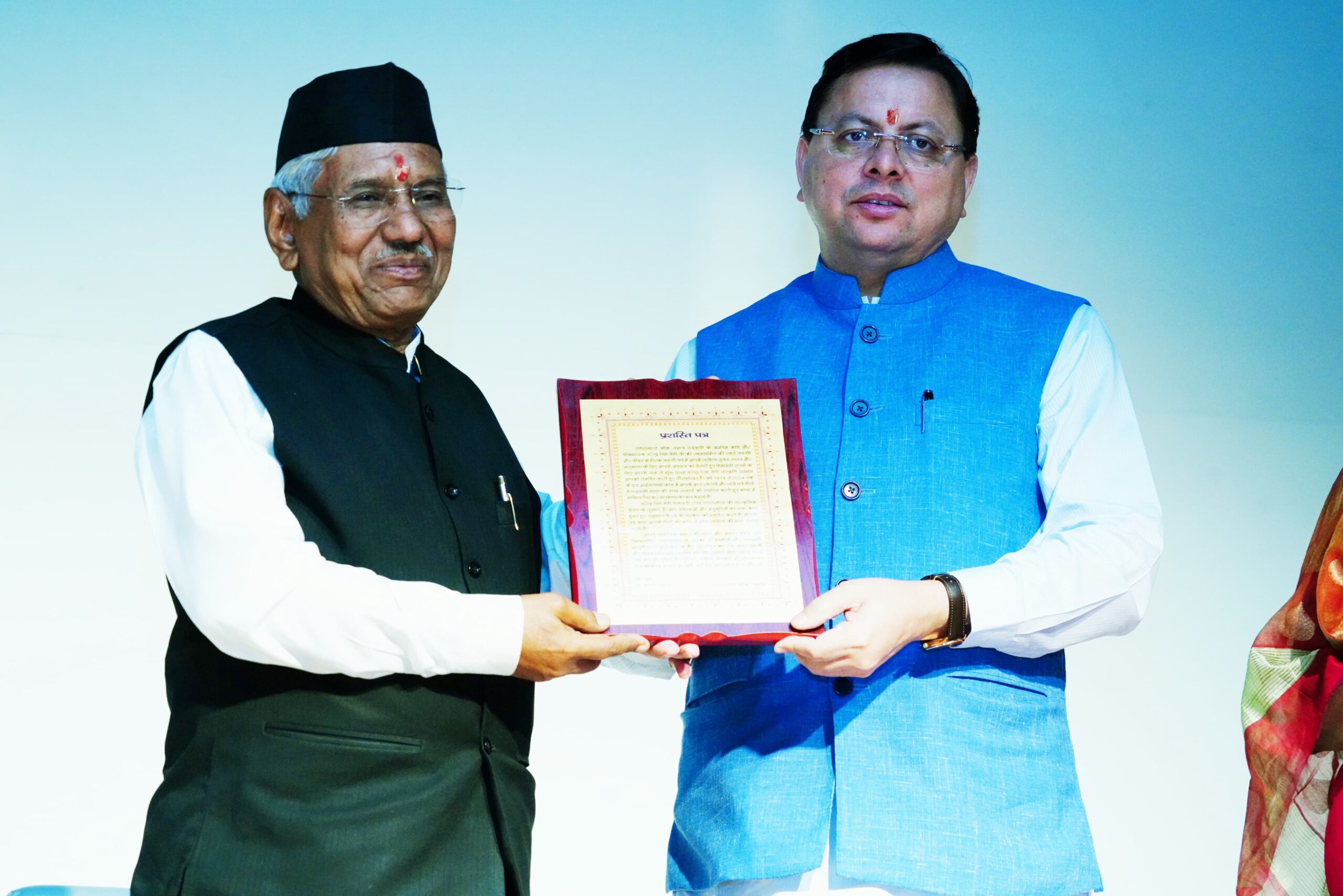 सीएम धामी ने नरेन्द्र सिंह नेगी को प्रशस्ति पत्र भेंट कर दी जन्मदिन की शुभकामना