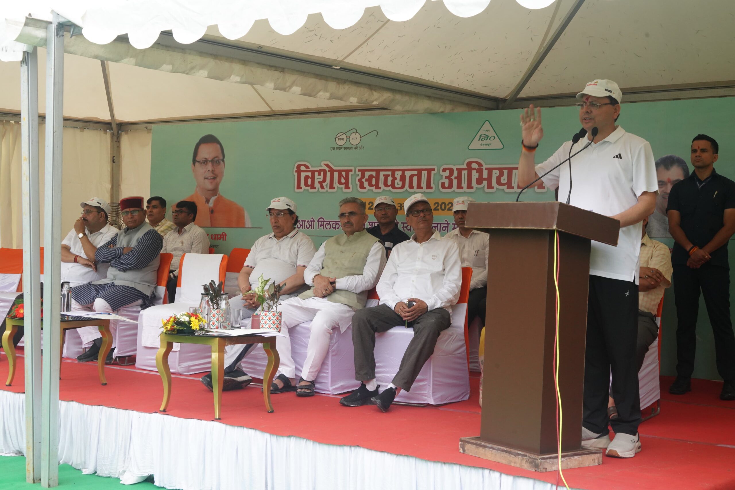 वेद एवं पुराणों में भी स्वच्छता को महत्वपूर्ण बताया गया है। जहां स्वच्छता होती है वहां देवी देवताओं का वास होता है