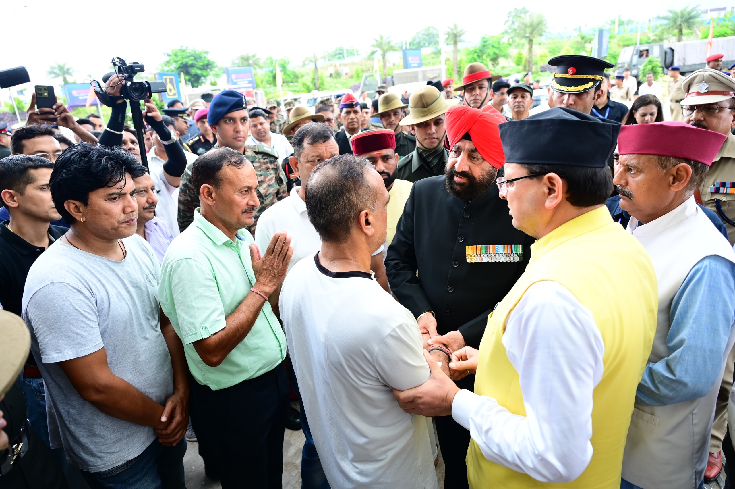 राज्यपाल लेफ्टिनेंट जनरल गुरमीत सिंह (से नि) एवं मुख्यमंत्री पुष्कर सिंह धामी ने शहीद के पिता महेश सिंह से मुलाकात कर उन्हें ढांढस बंधाया एवं राज्य सरकार के स्तर से हर संभव मदद का आश्वासन दिया   