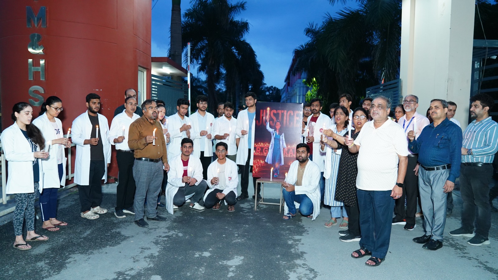कोलकाता में महिला डाॅक्टर के साथ हुए दुष्कर्म और जघन्य हत्या के विरोध प्रर्दशन में शामिल डाॅक्टरों ने दोषियों के विरूद्ध कड़ी से कड़ी कानूनी कार्रवाई की मांग की।