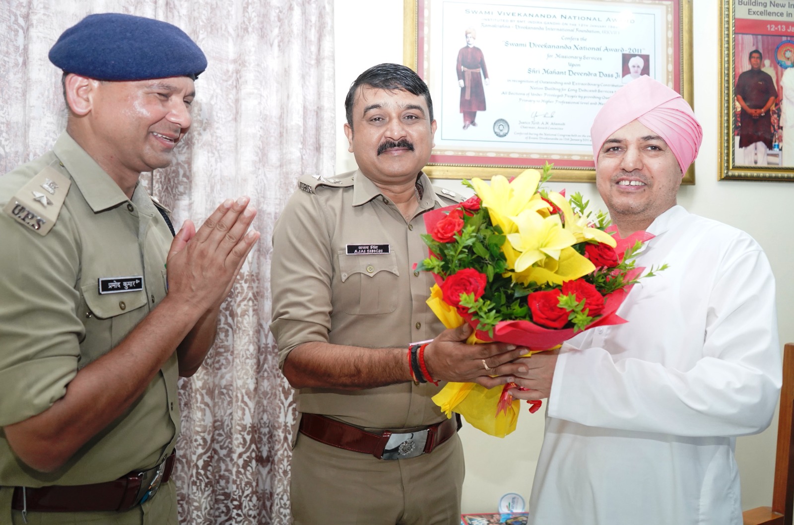 एसएसपी ने कहा कि श्री दरबार साहिब एवम् श्री महंत इन्दिरेश अस्पताल में आगन्तुकों का भारी दबाव रहता है। उन्होंने दोनों स्थलों पर सीसीटीवी कैमरों की व्यवस्थाए निगरानीए सुरक्षा व्यवस्था सहित कई महत्वपूर्णं बिन्दुओं पर सुझाव भी दिए।