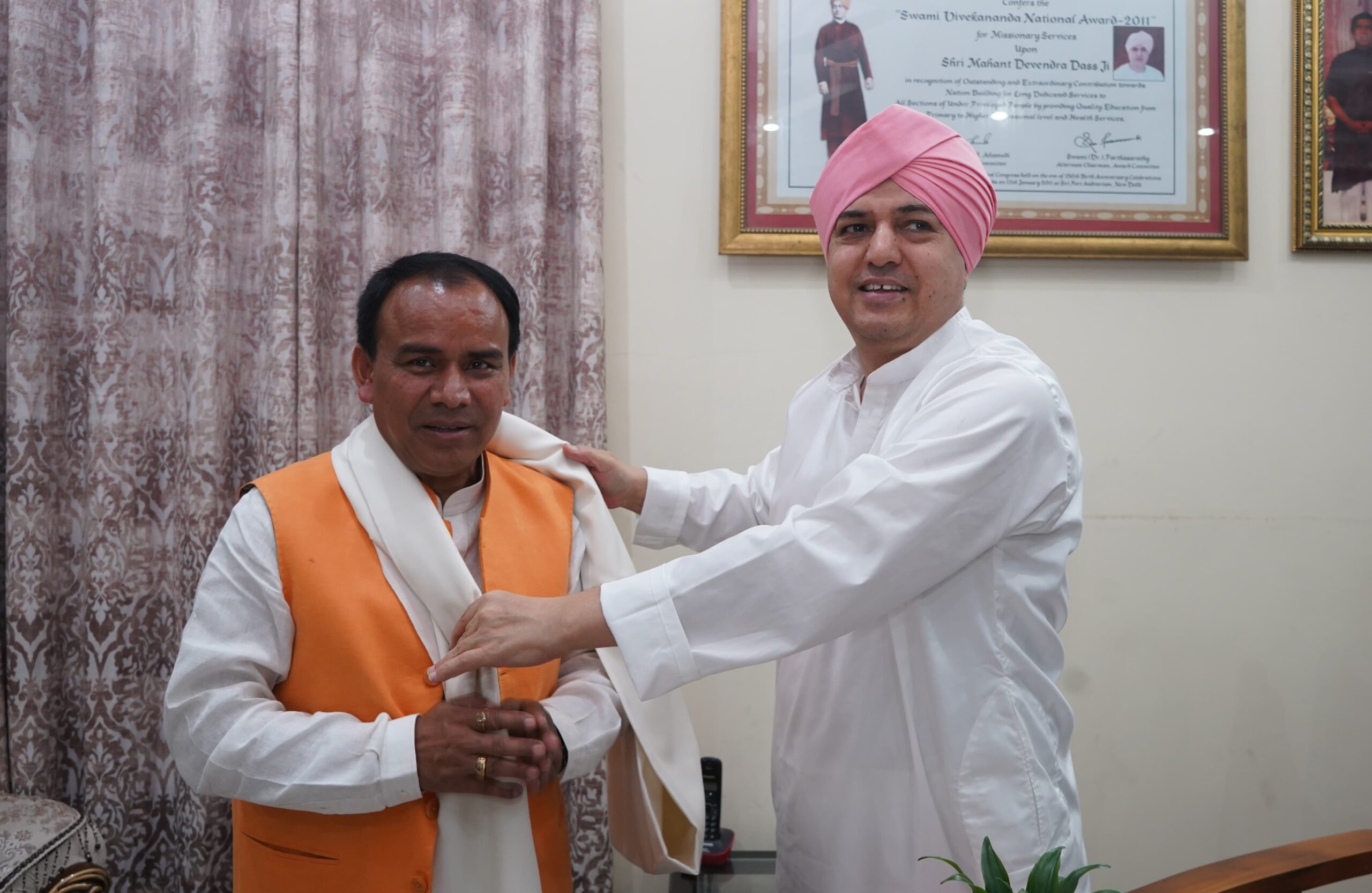 स्वास्थ्य मंत्री डाॅ धन सिंह रावत का काफिला श्री दरबार साहिब पहुँचा श्री दरबार साहिब की परंपरा के अनुसार दोनों का स्वागत किया गया