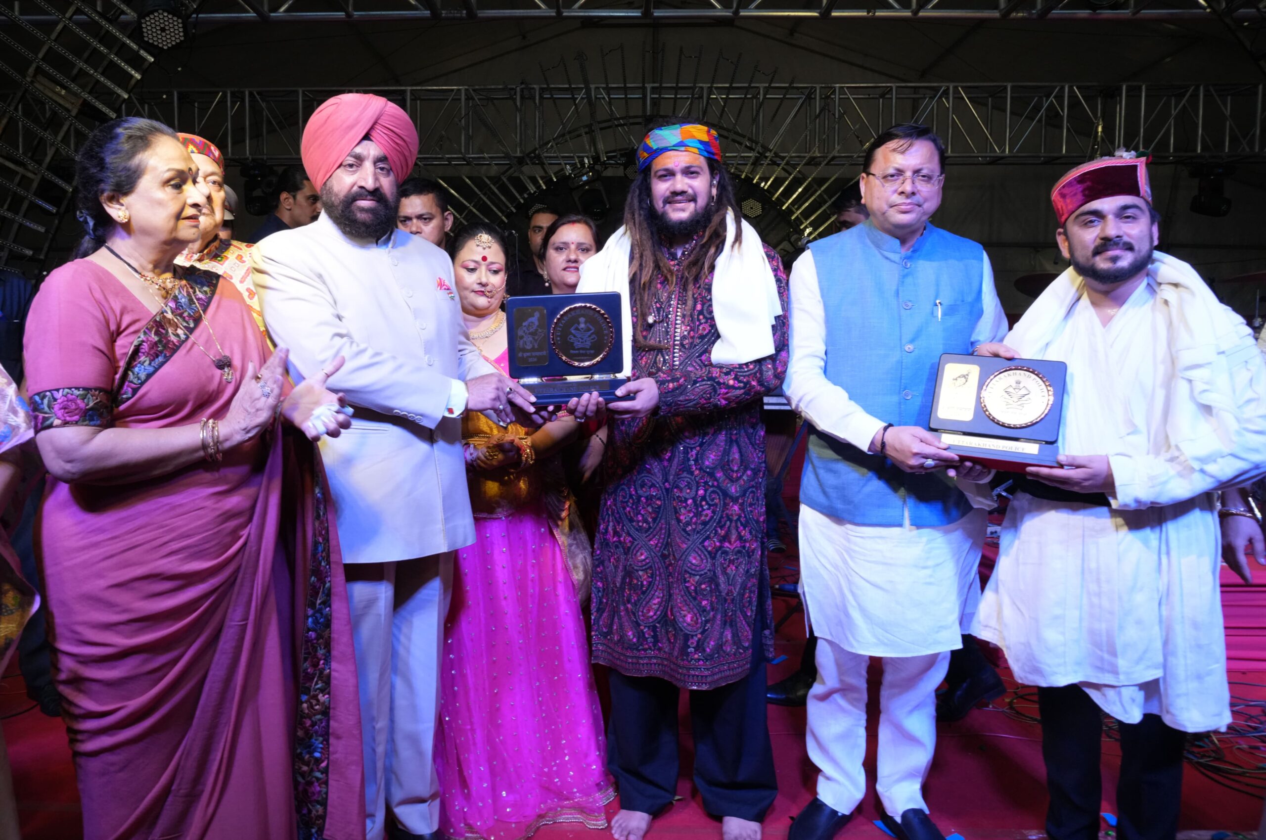 सुप्रसिद्ध भजन गायक हंसराज रघुवंशी और पांडवास बैंड ग्रुप सहित अन्य कलाकारों ने विभिन्न कार्यक्रमों की शानदार प्रस्तुतियां दीं जिससे पूरा वातावरण भक्तिमय हो गया