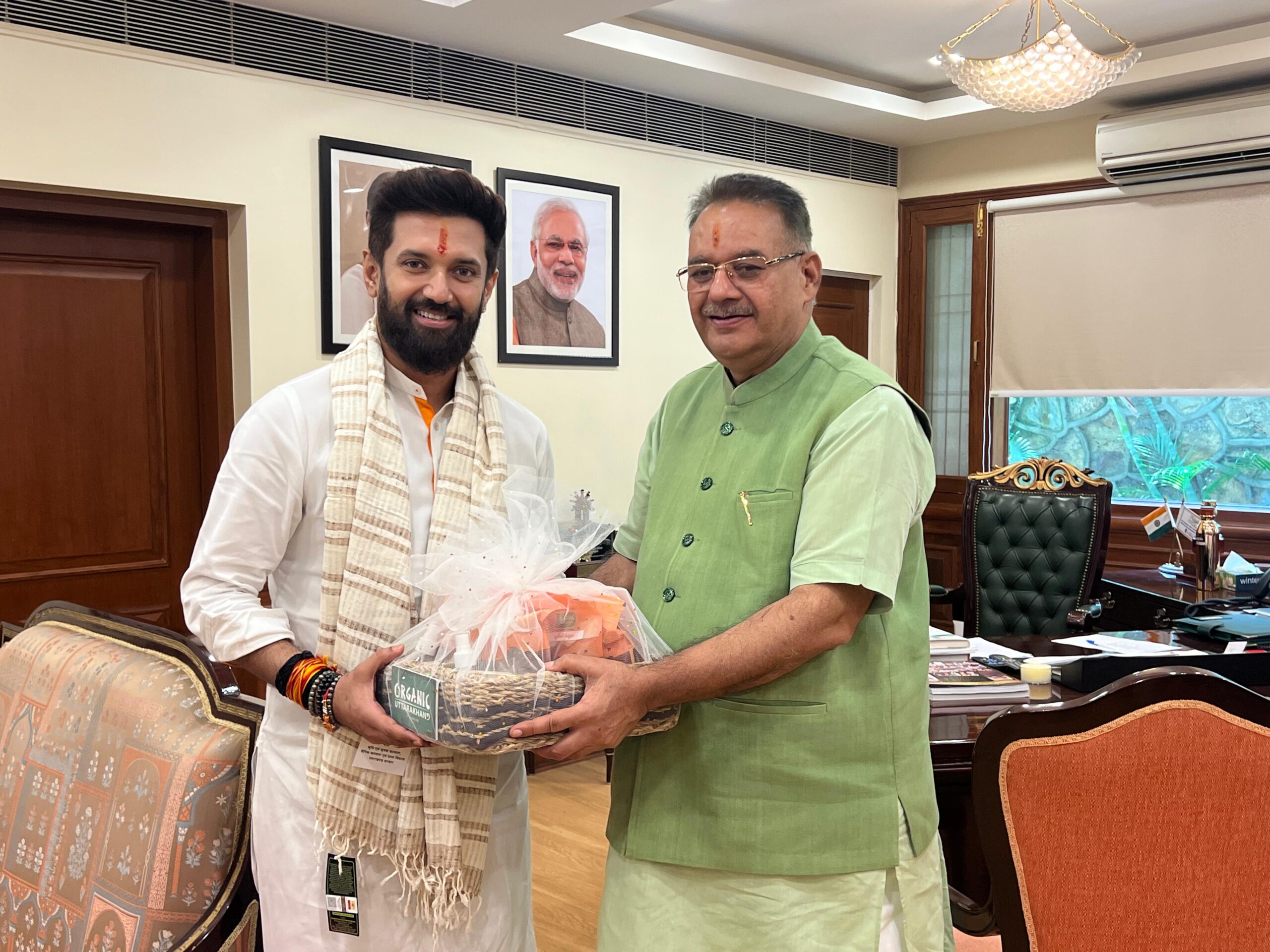 मंत्री गणेश जोशी ने केंद्रीय मंत्री चिराग पासवान को उत्तराखंड के जैविक उत्पादों से निर्मित किट और रेशम से निर्मित शॉल भेंट की