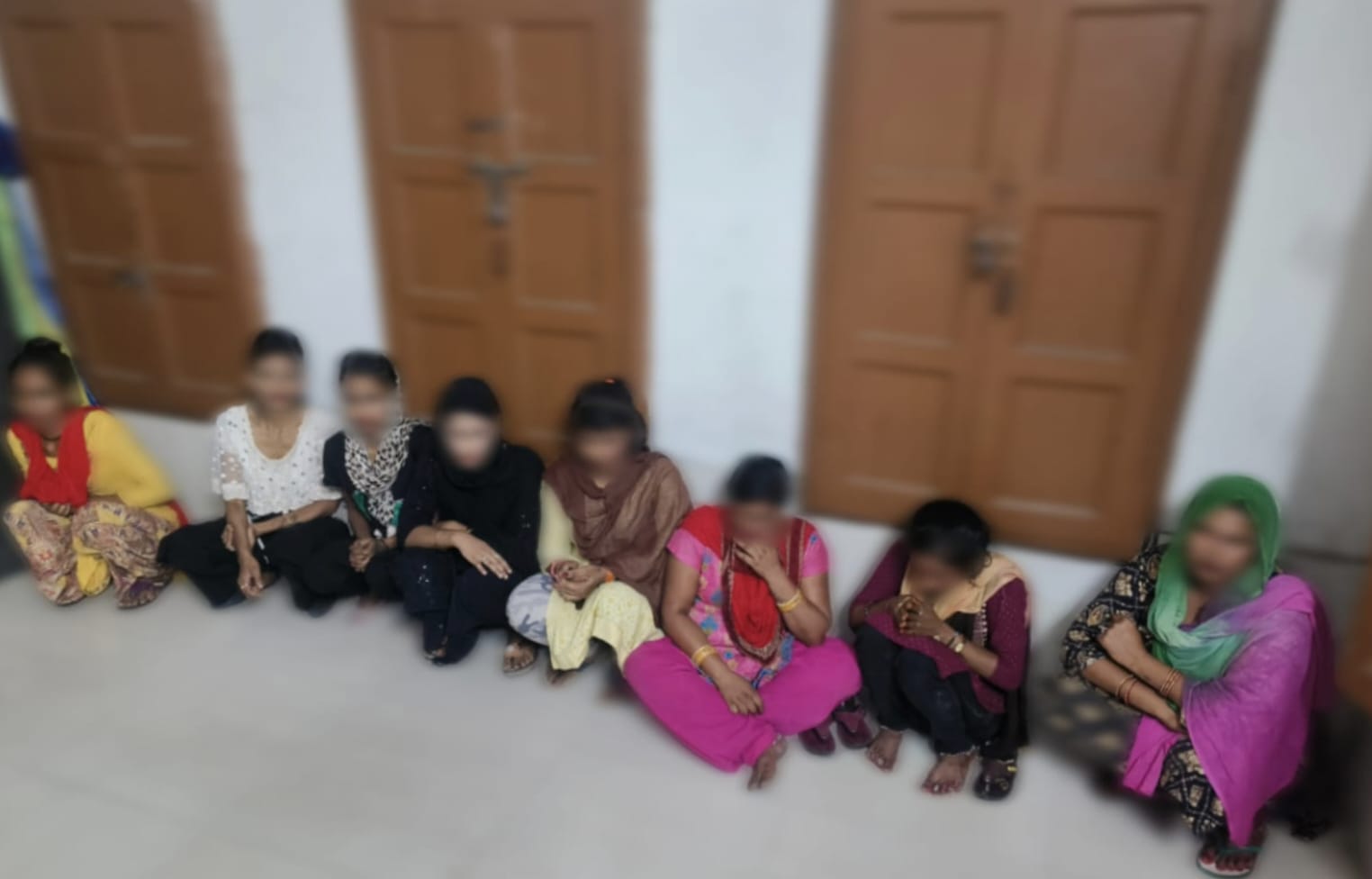 सार्वजनिक स्थानों पर अमर्यादित व्यवहार करने वालो पर दून पुलिस की कार्यवाही