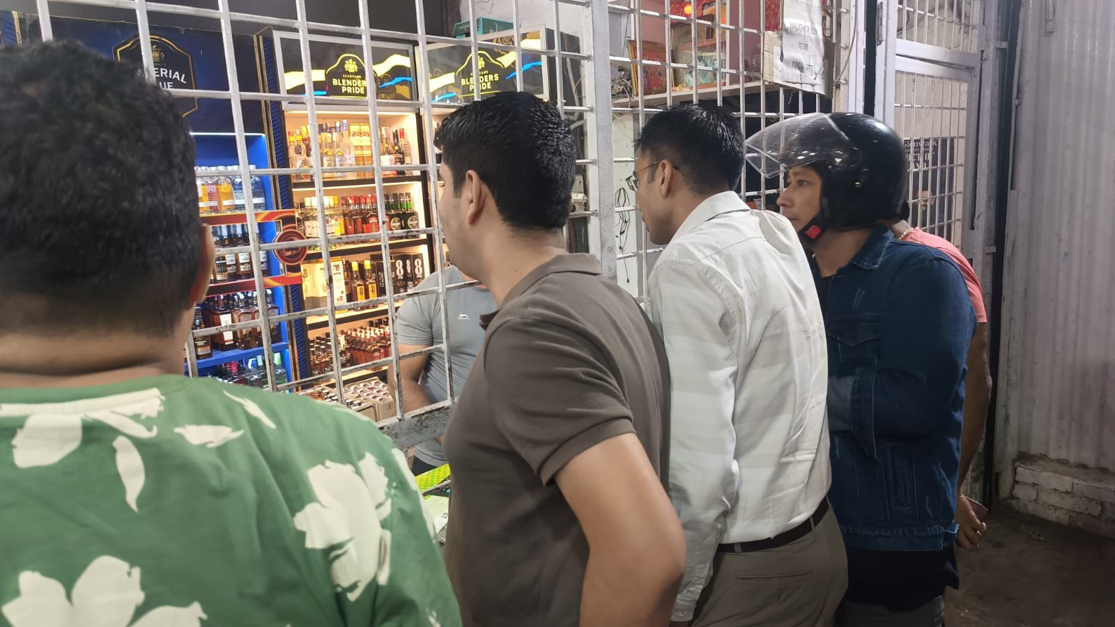 देहरादून डीएम सविन बंसल ने खुद ग्राहक बनकर शराब की दुकानों पर छापा मारा..डीएम को भी ओवर रेट पर बेची शराब ..