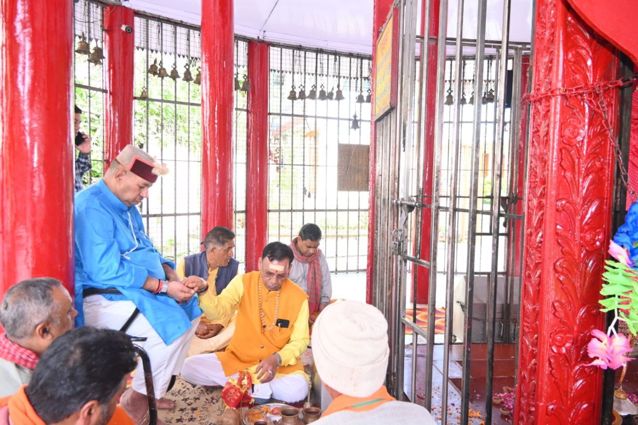 कालीमठ मंदिर में मां महाकाली की विशेष पूजा अर्चना की और महाकाली का आशिर्वाद लेते कैबिनेट मंत्री गणेश जोशी