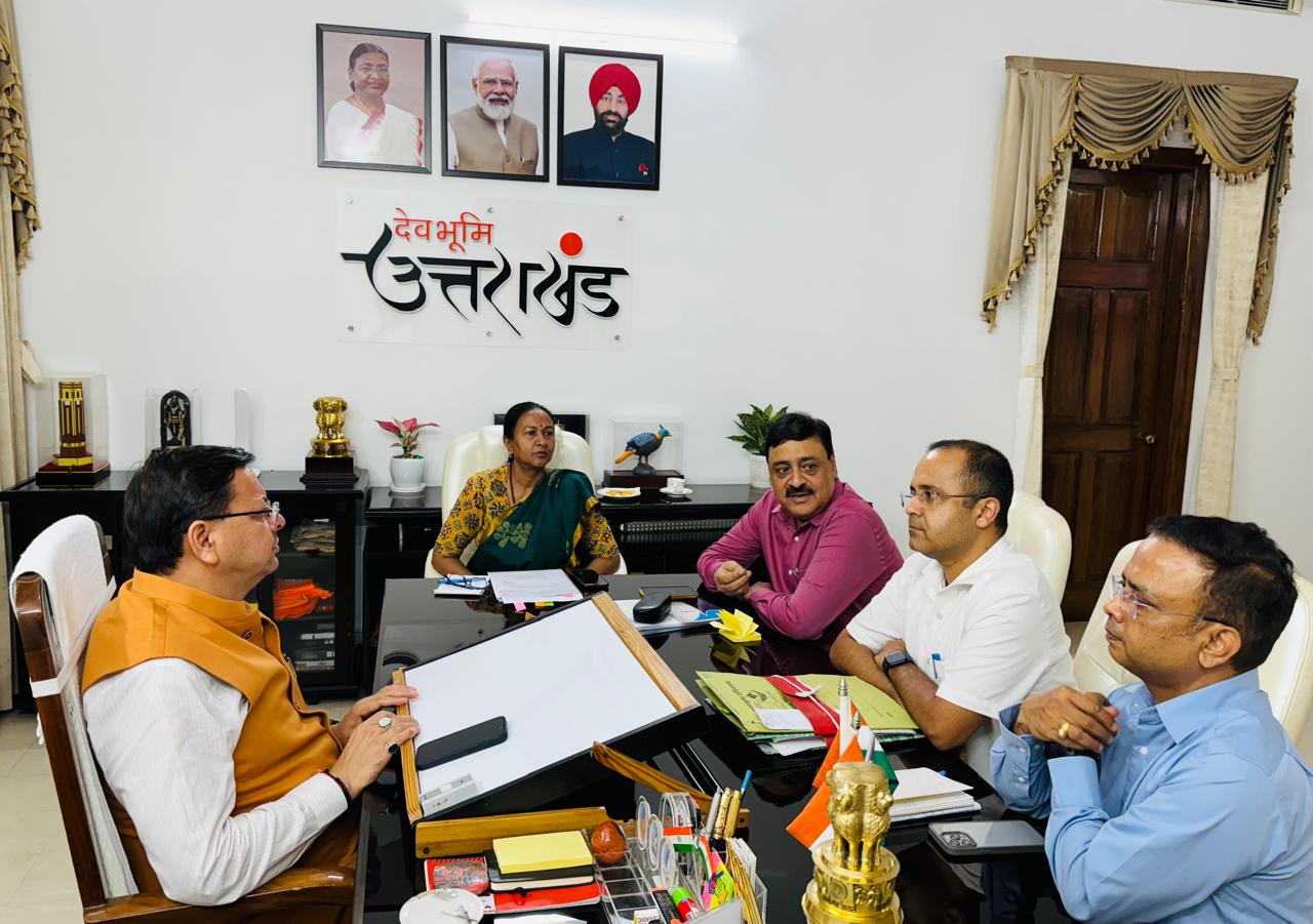 मुख्यमंत्री ने वरिष्ठ अधिकारियों के साथ प्रदेश में आपदा से हुए क्षतिग्रस्थ सड़क मार्गों व पेयजल लाइनों को अभियान के तहत पुनः सुचारू करने, डेंगू की रोकथाम, चारधाम यात्रा समेत विभिन्न विषयों पर विस्तृत दिशा निर्देश दिए।