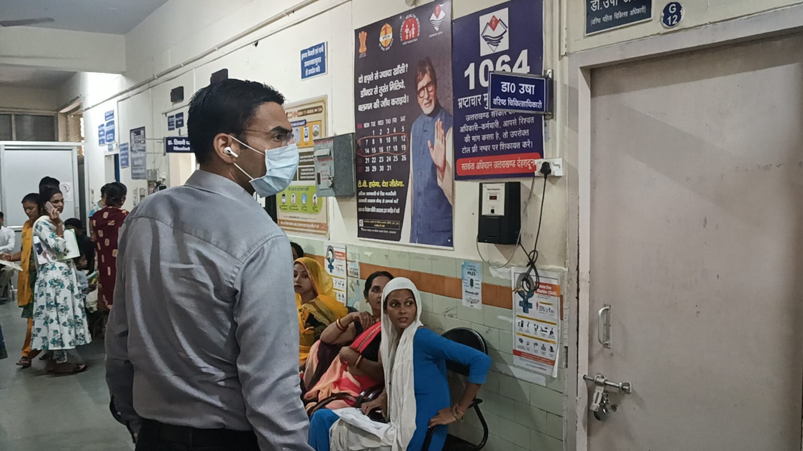 जिलाधिकारी ने मरीजों से जाना उनका हाल-चाल सफाई व्यवस्थाओं पर जताई नाराजगी