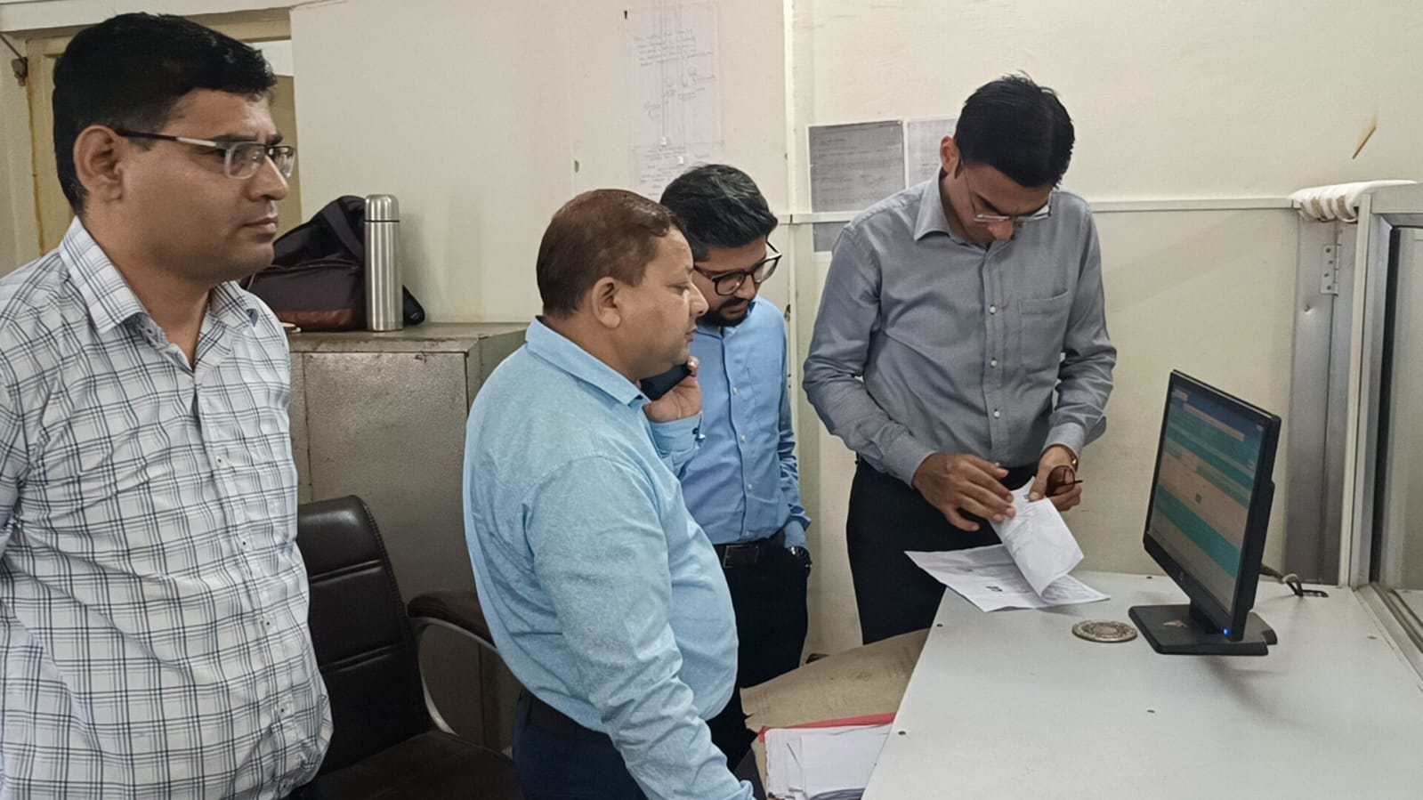 सहायक संभागीय परिवहन अधिकारी ऋषिकेश के कार्यालय में अव्यवस्था देख आग बबूला हुए डीएम