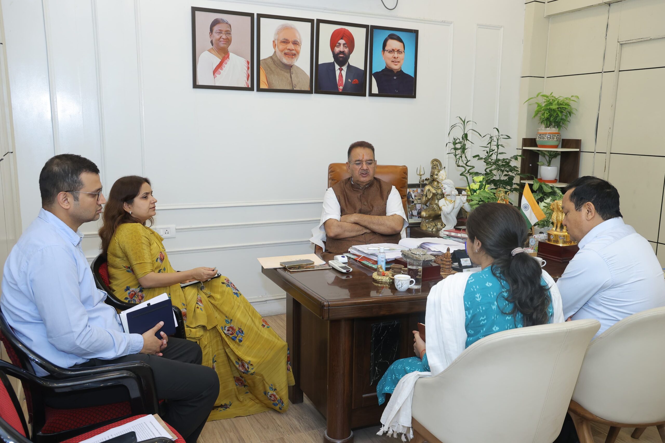 ग्राम्य विकास विभाग के अधिकारियों के साथ विभागीय समीक्षा करते ग्राम्य विकास मंत्री गणेश जोशी