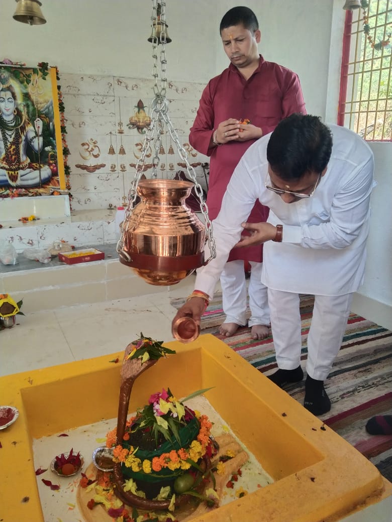 _तीन दिवसीय पूजन कार्यक्रम_: यह कार्यक्रम तीन दिनों तक चला, जिसमें विभिन्न धार्मिक कार्यक्रम आयोजित किए गए। –