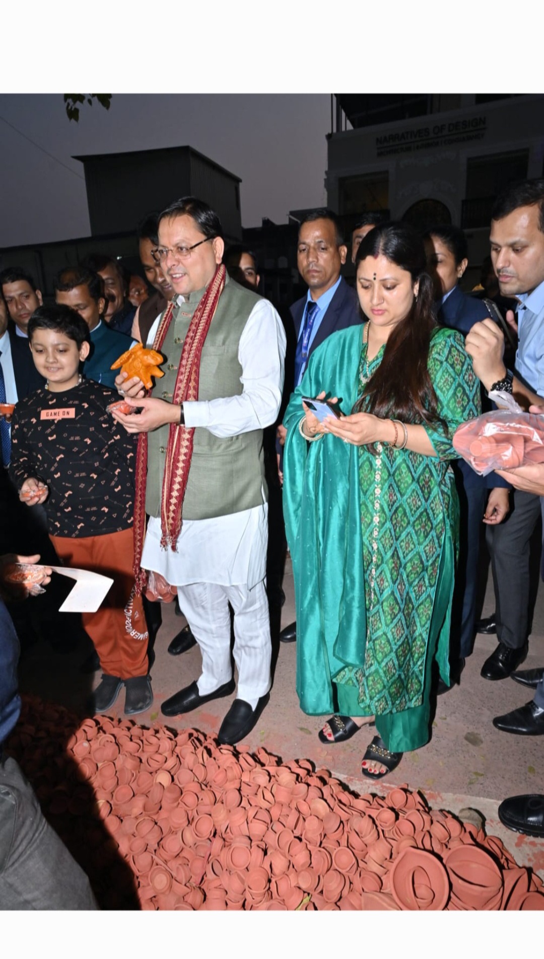 सीएम पुष्कर सिंह धामी ने क्रय की स्थानीय कारीगरों द्वारा तैयार मिट्टी के दीपक और मूर्तिया