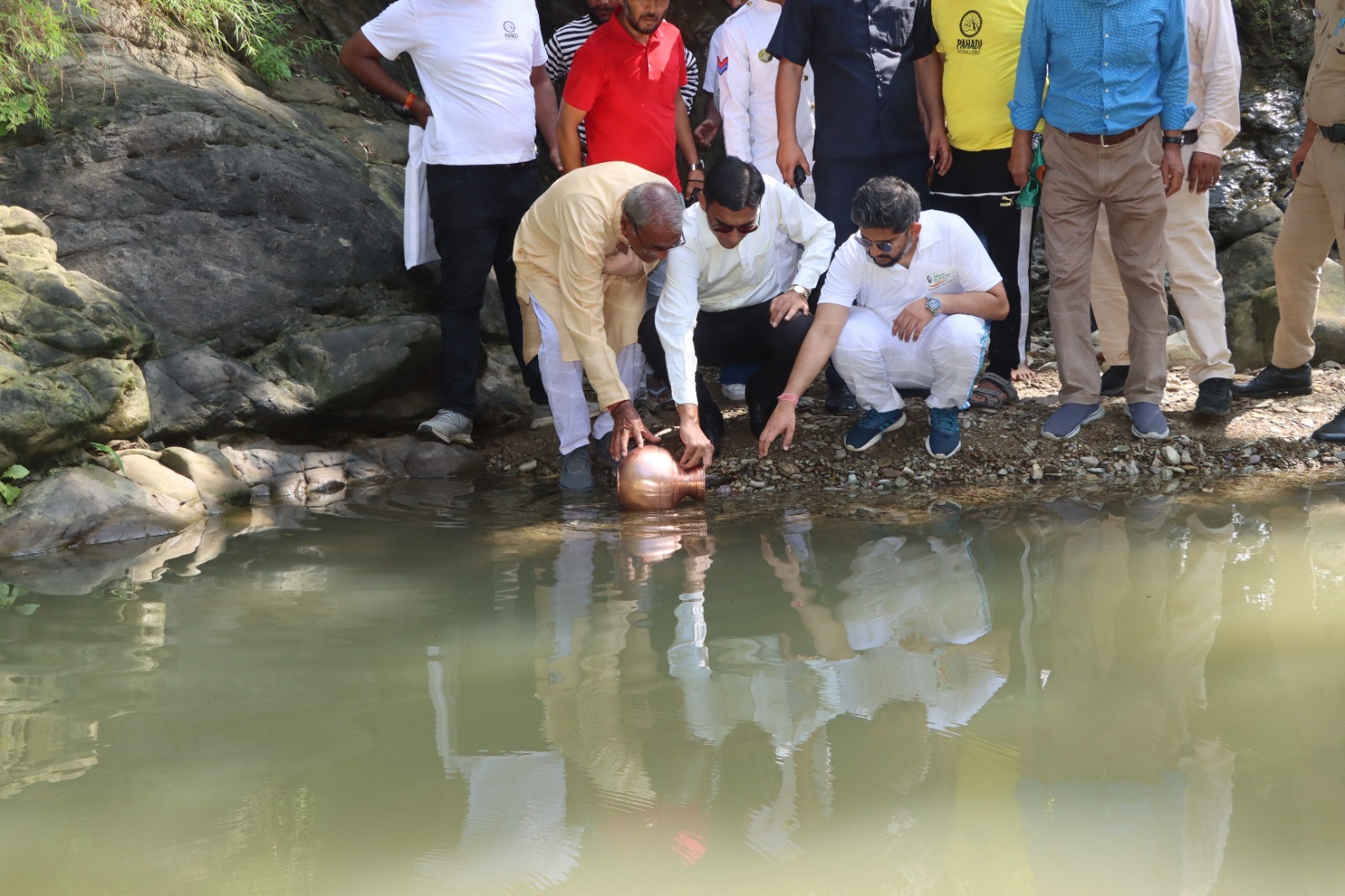 डीएम ने तोड़ा कानूनः ‘‘अग्रेजी नमक कानून’’ ‘नून’ नदी से जलभरकर दिलाई स्वतत्रंता आन्दोलन की याद