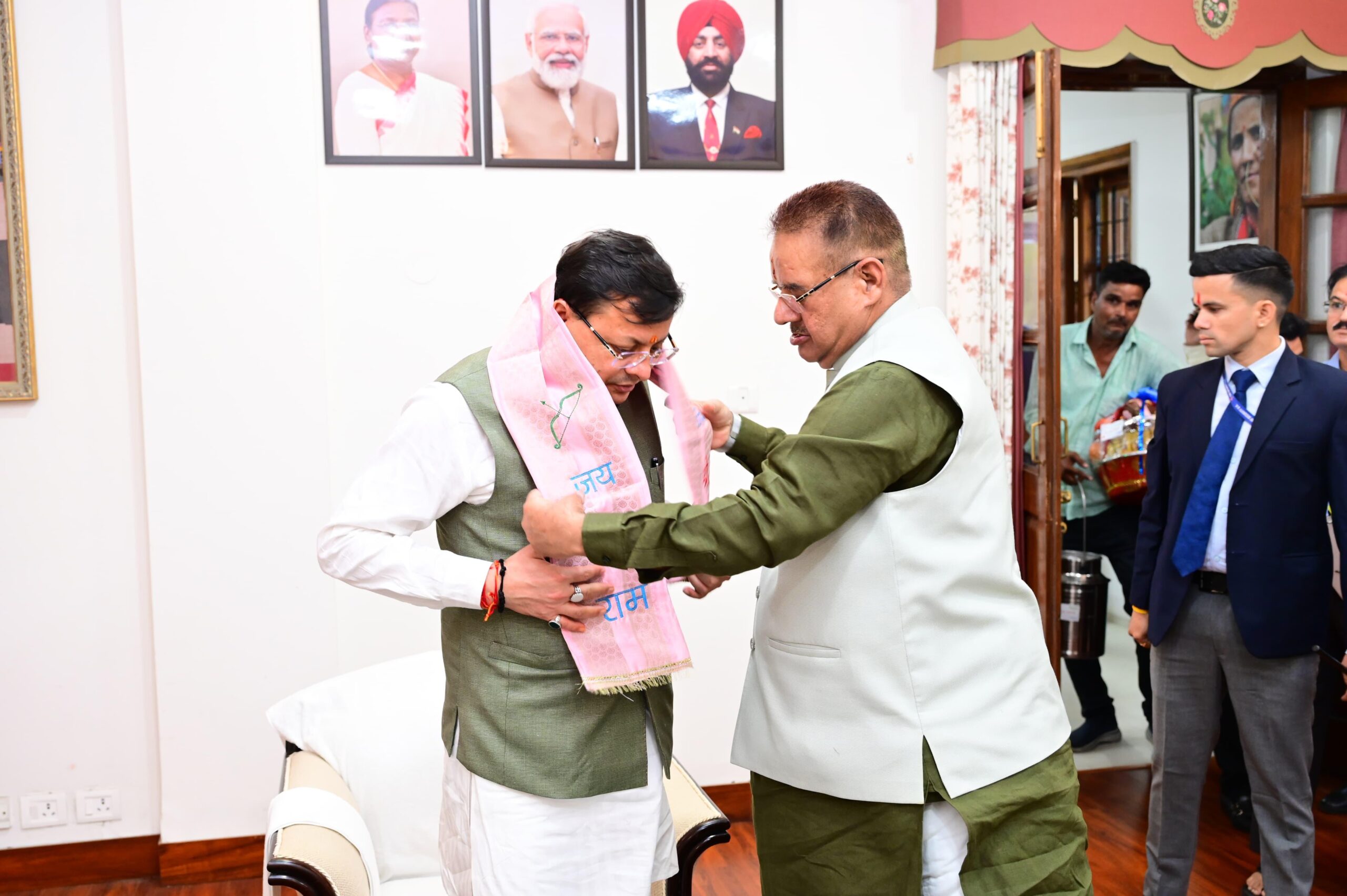 कृषि मंत्री गणेश जोशी ने मुख्यमंत्री आवास में मुख्यमंत्री पुष्कर सिंह धामी से शिष्टाचार भेंट कर उन्हें दीपावली की शुभकामनायें दी