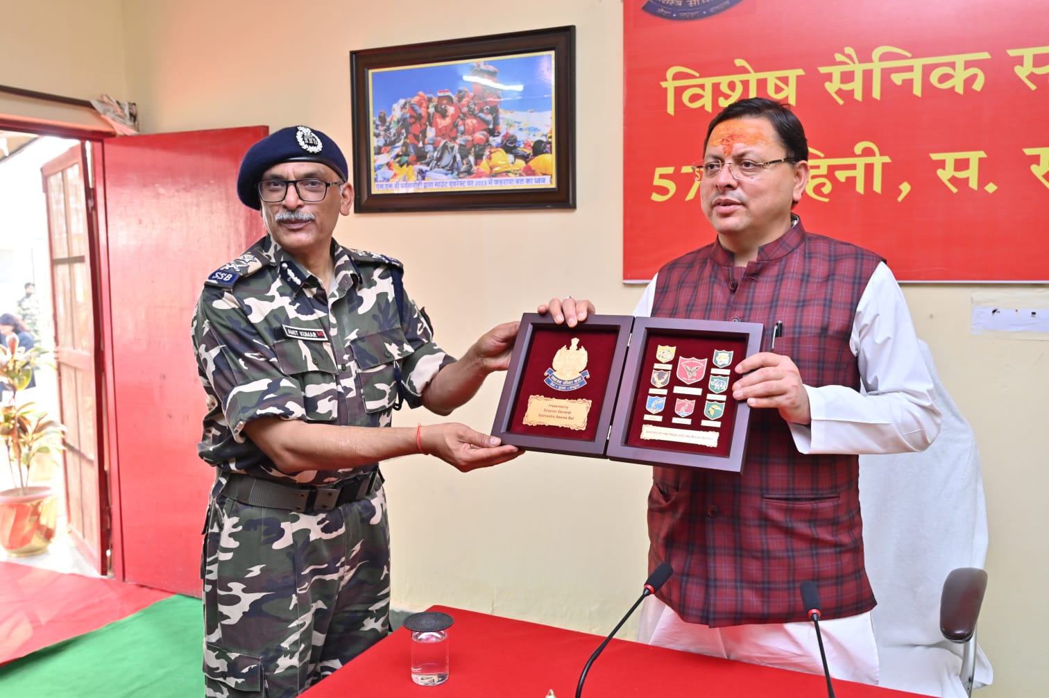 मुख्यमंत्री ने कहा कि पहले के समय में हम बड़ी संख्या में विदेश से हथियार खरीदते थे, लेकिन आज प्रधानमंत्री मोदी के नेतृत्व में भारत आत्मनिर्भर बन रहा है